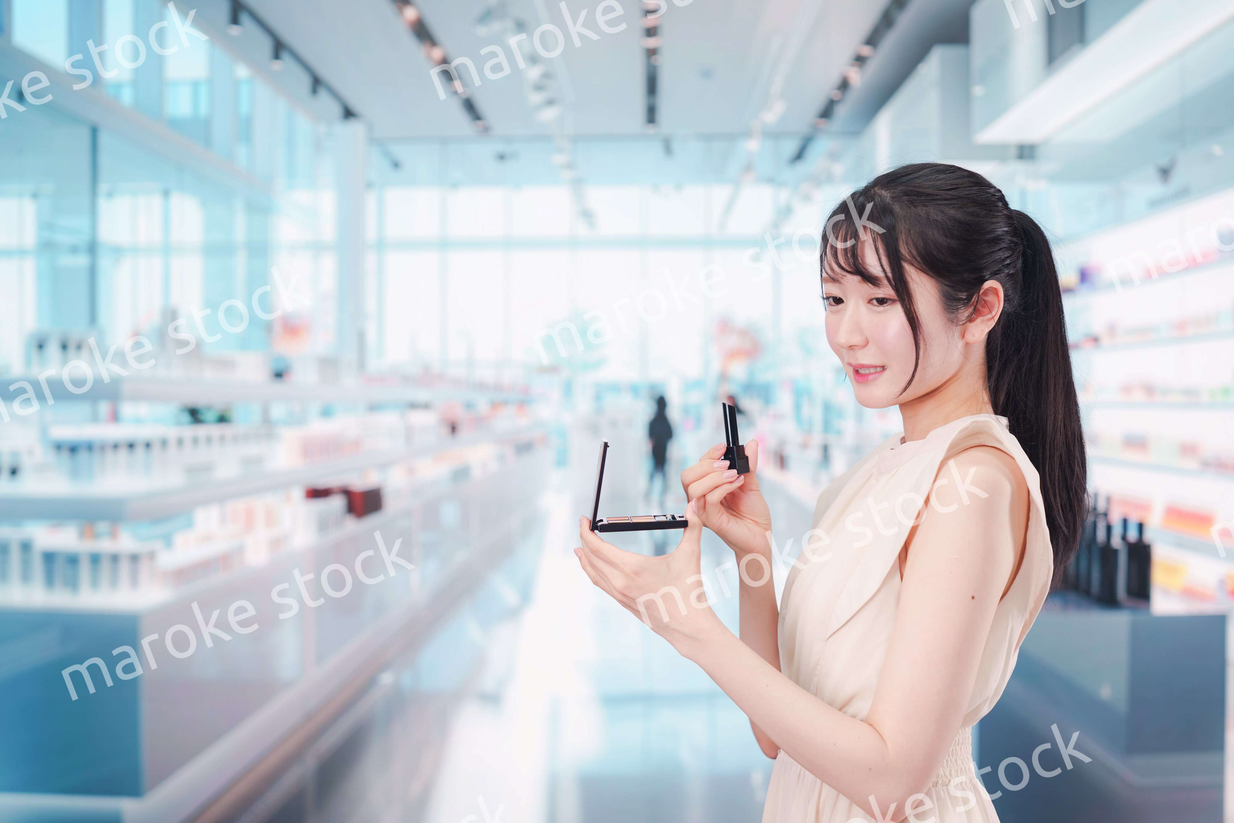 化粧品を購入する若い女性