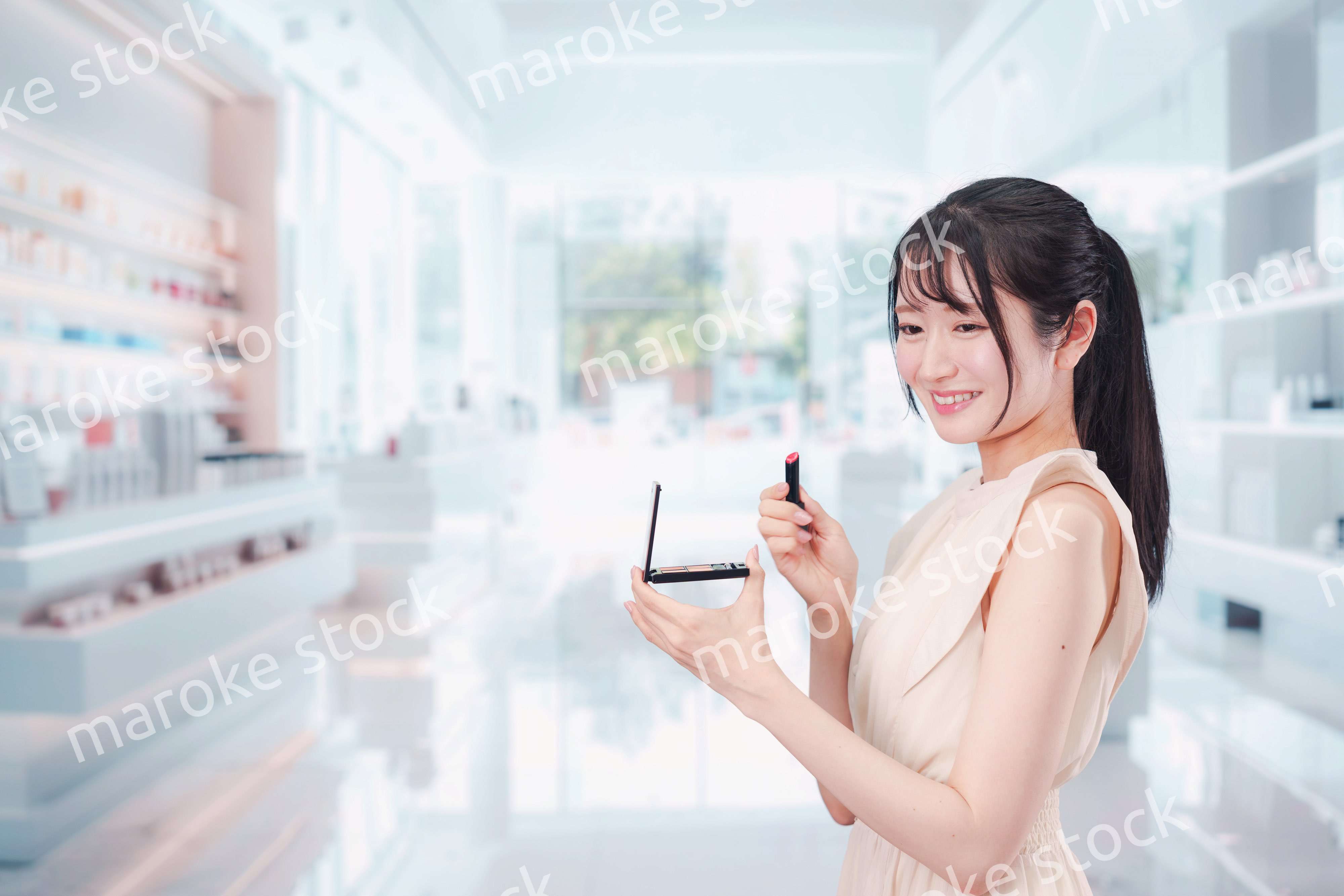 化粧品を購入する若い女性