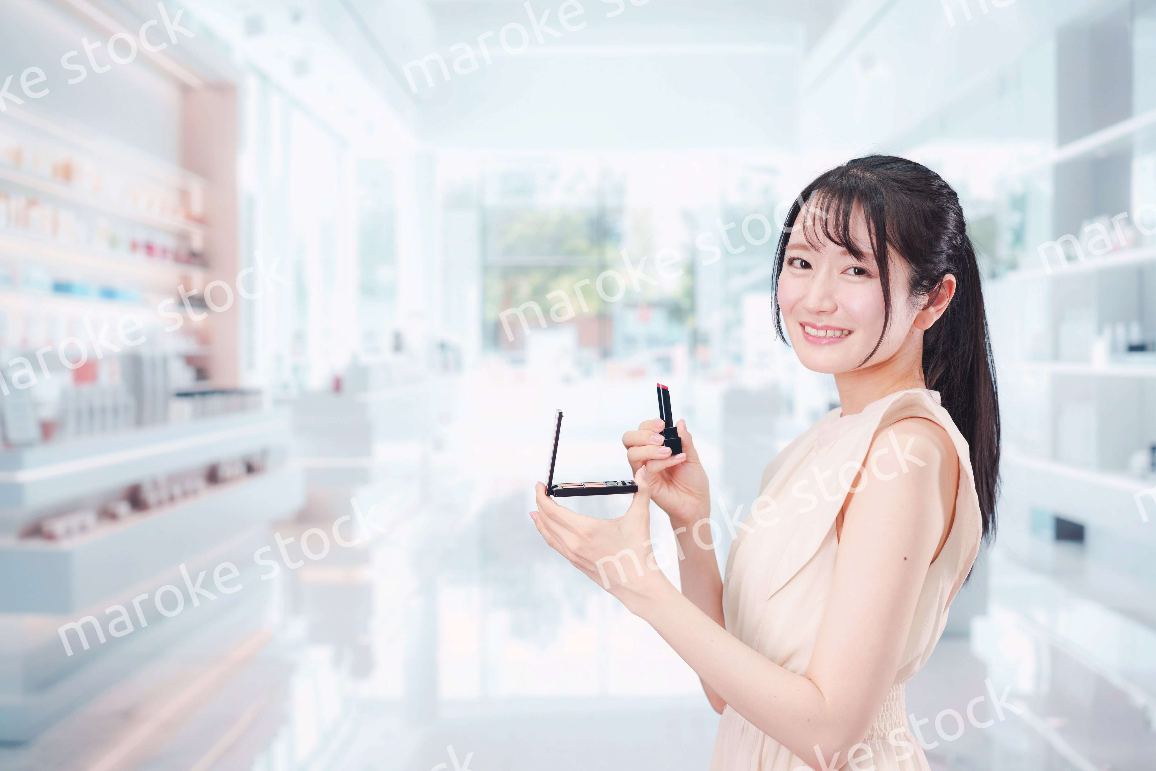 化粧品を購入する若い女性