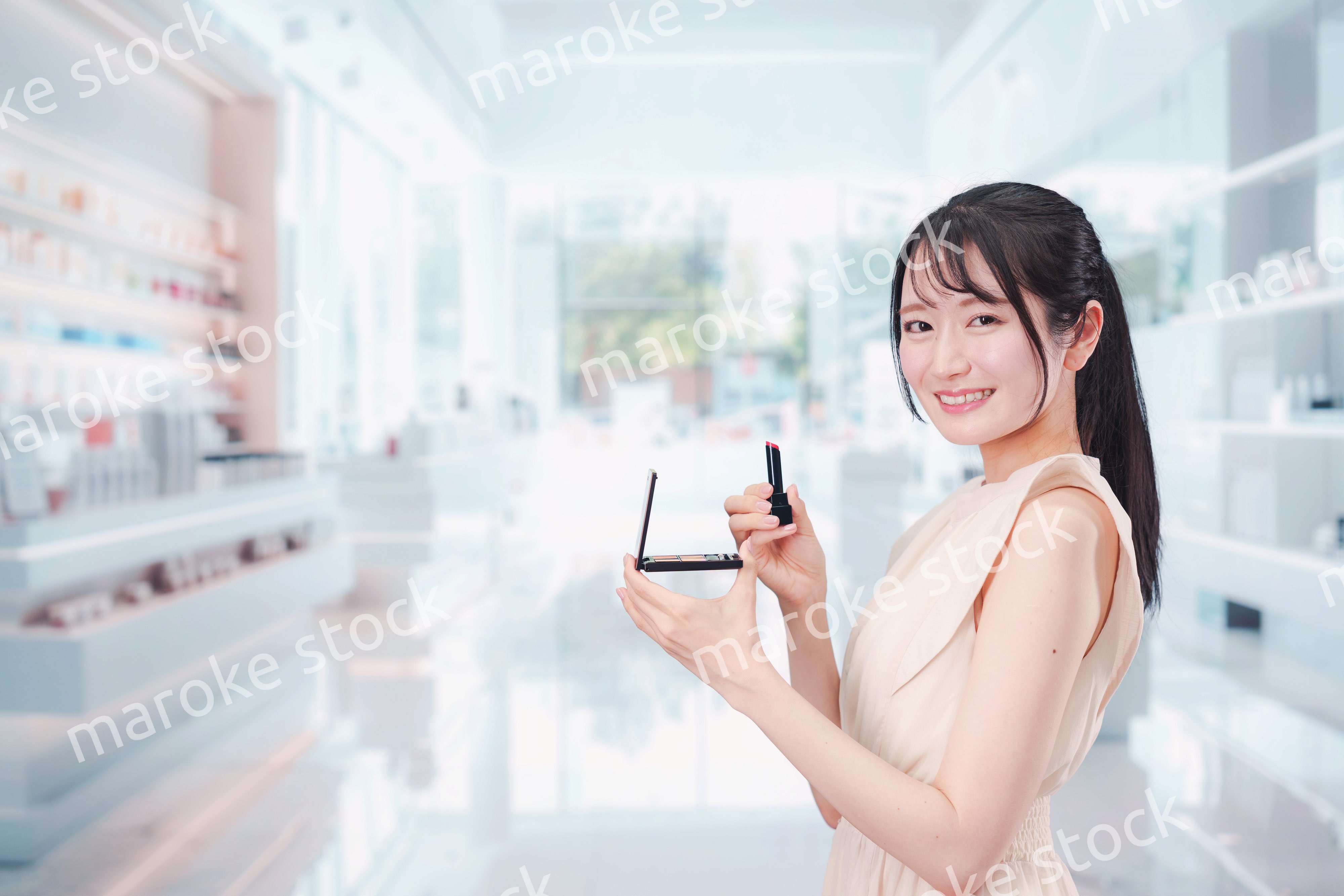 化粧品を購入する若い女性