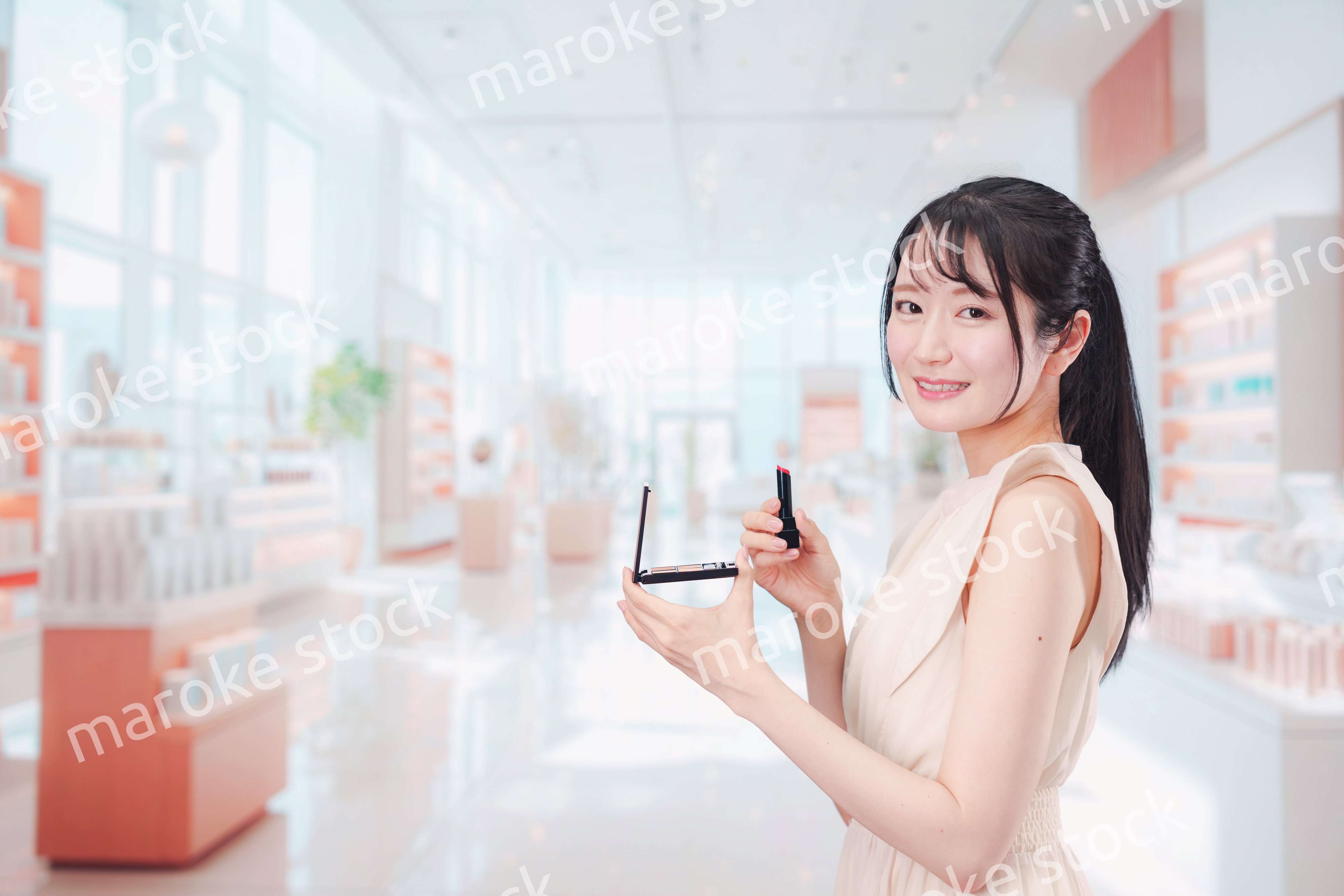 化粧品を購入する若い女性