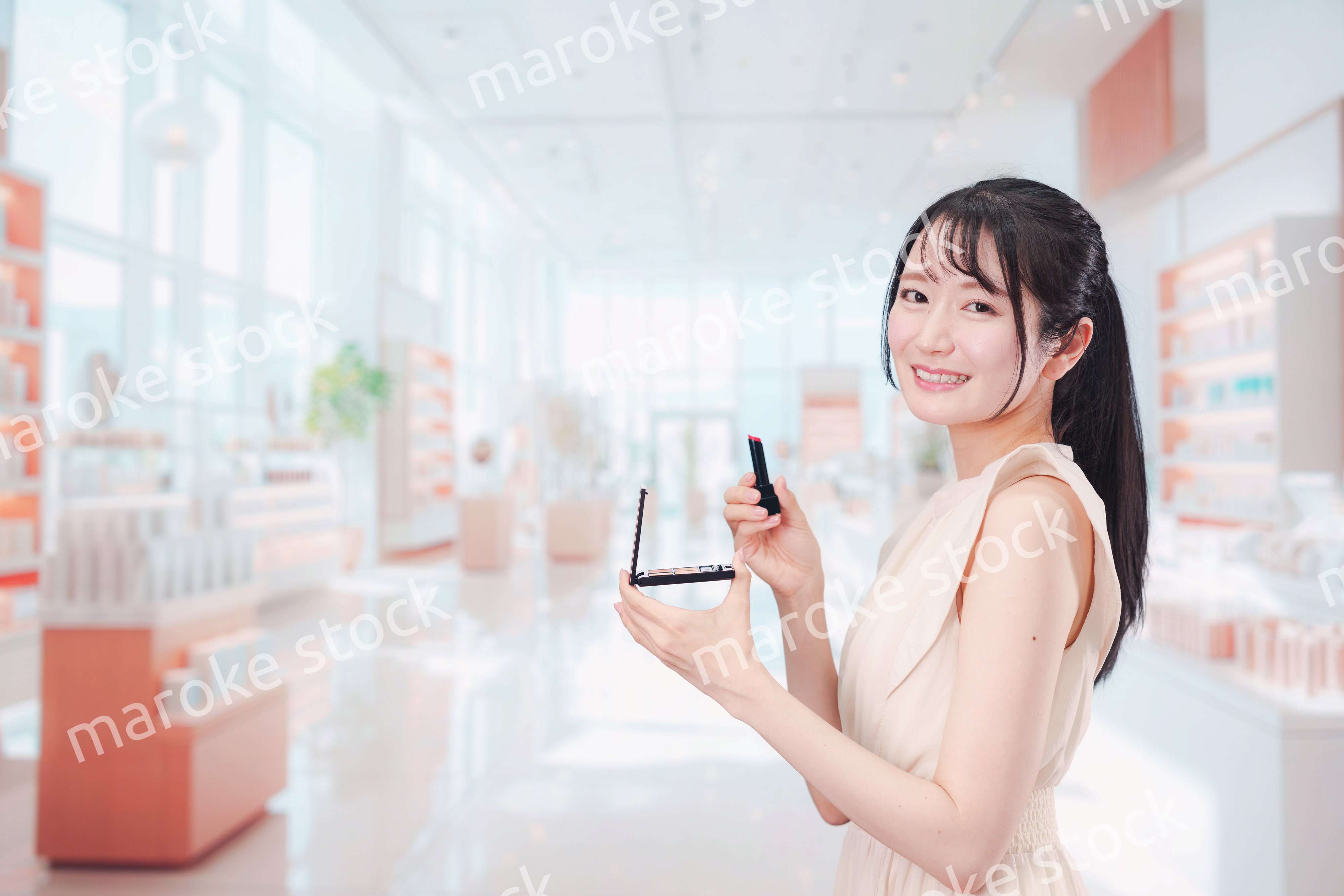 化粧品を購入する若い女性