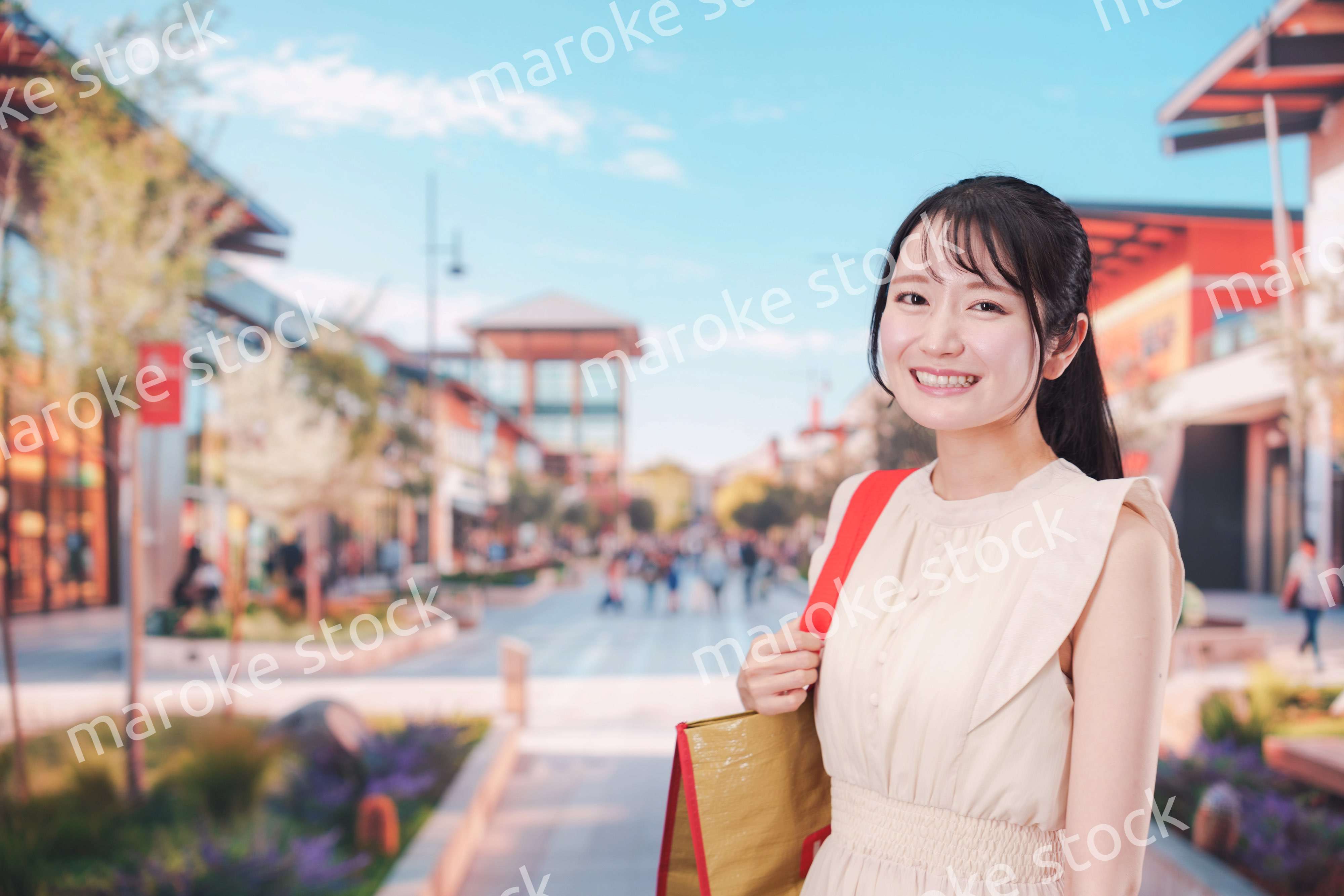 ショッピングモールで買い物をする若い女性