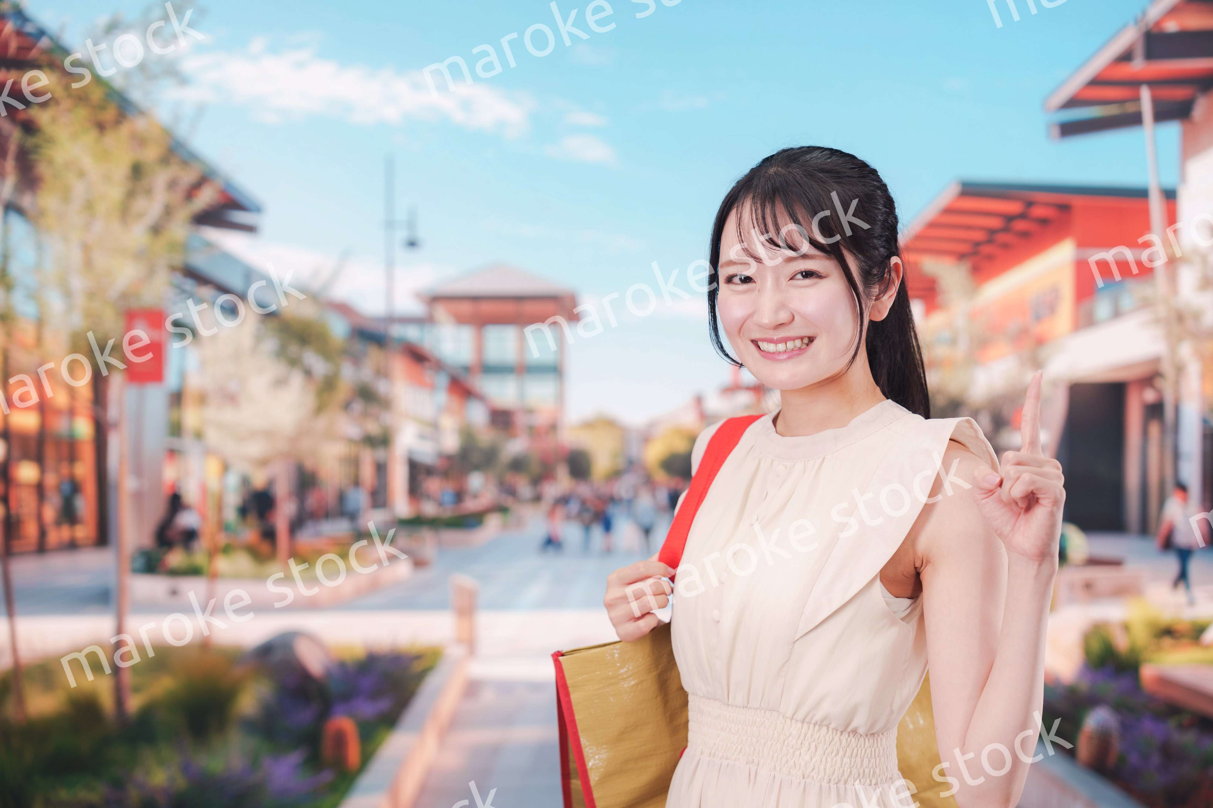 ショッピングモールで買い物をする若い女性