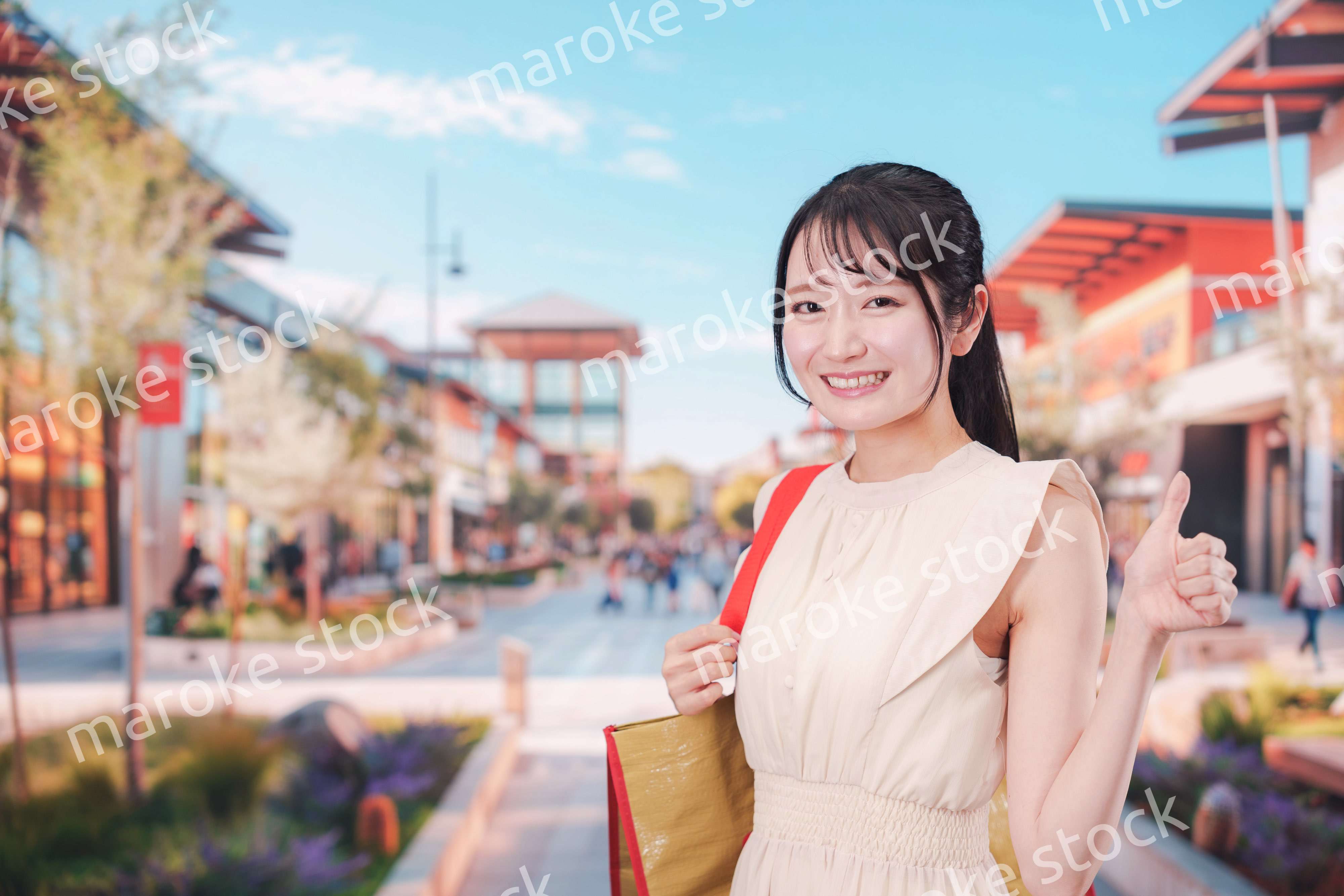 ショッピングモールで買い物をする若い女性