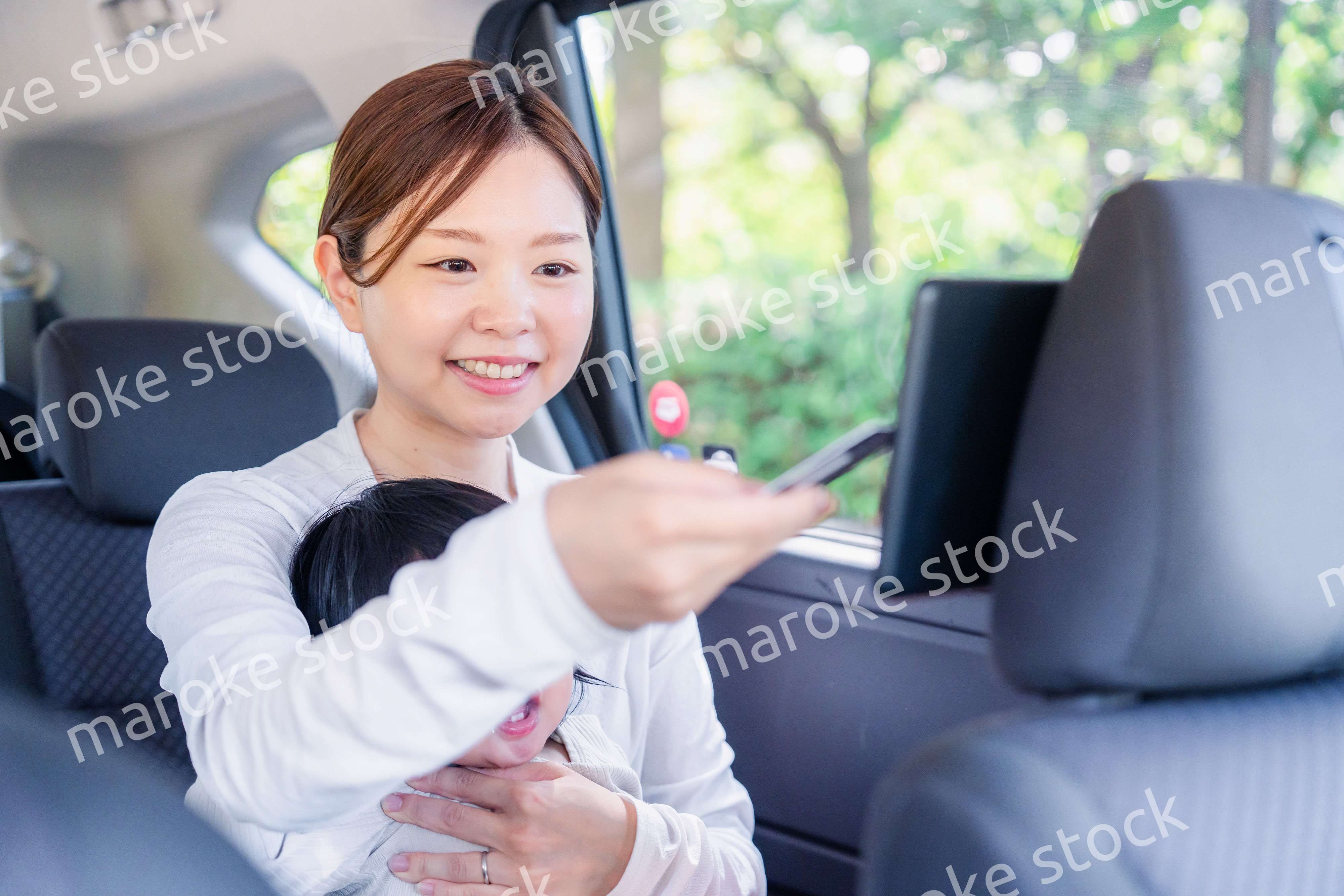 小さい子供と一緒にタクシーに乗るお母さん