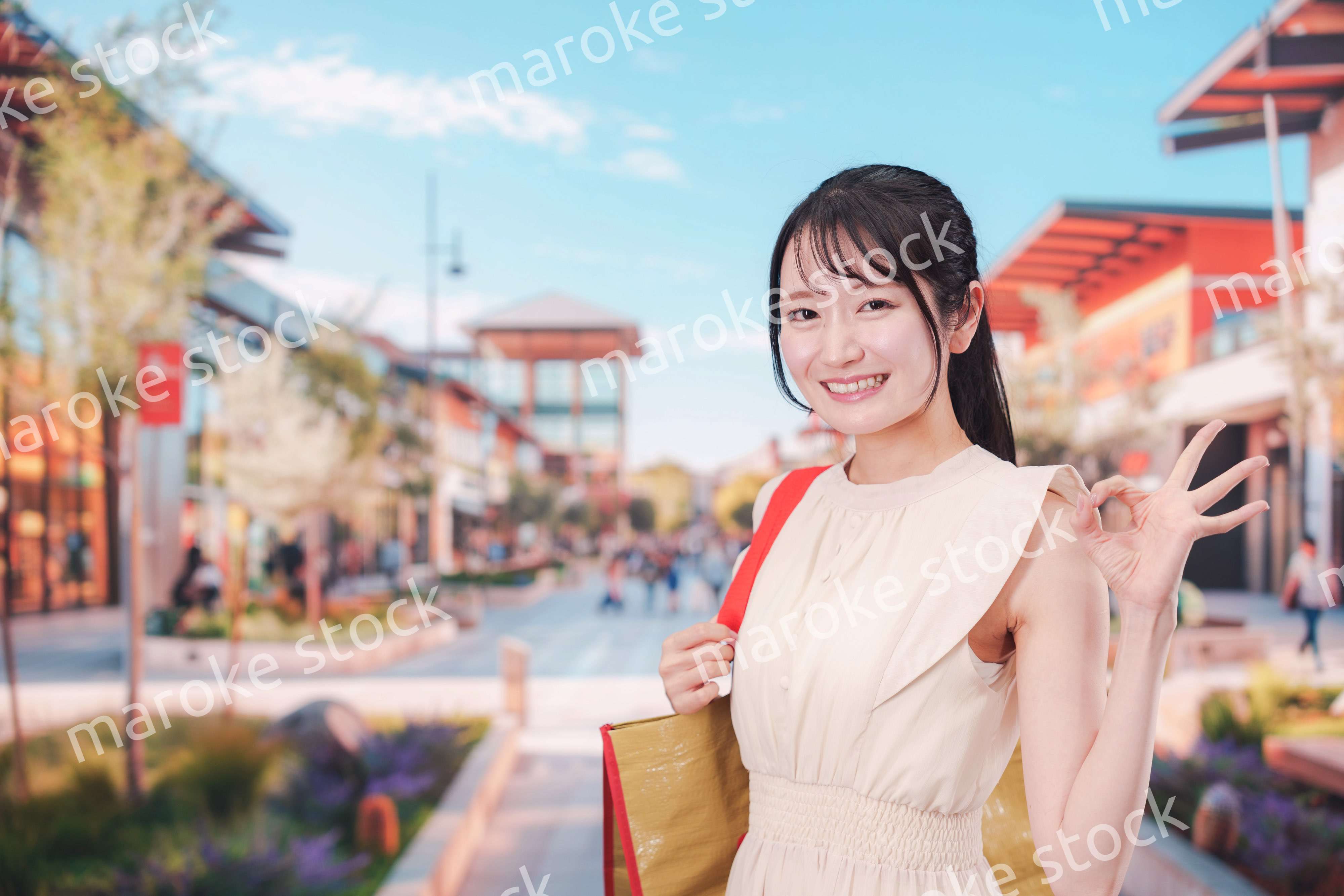 ショッピングモールで買い物をする若い女性