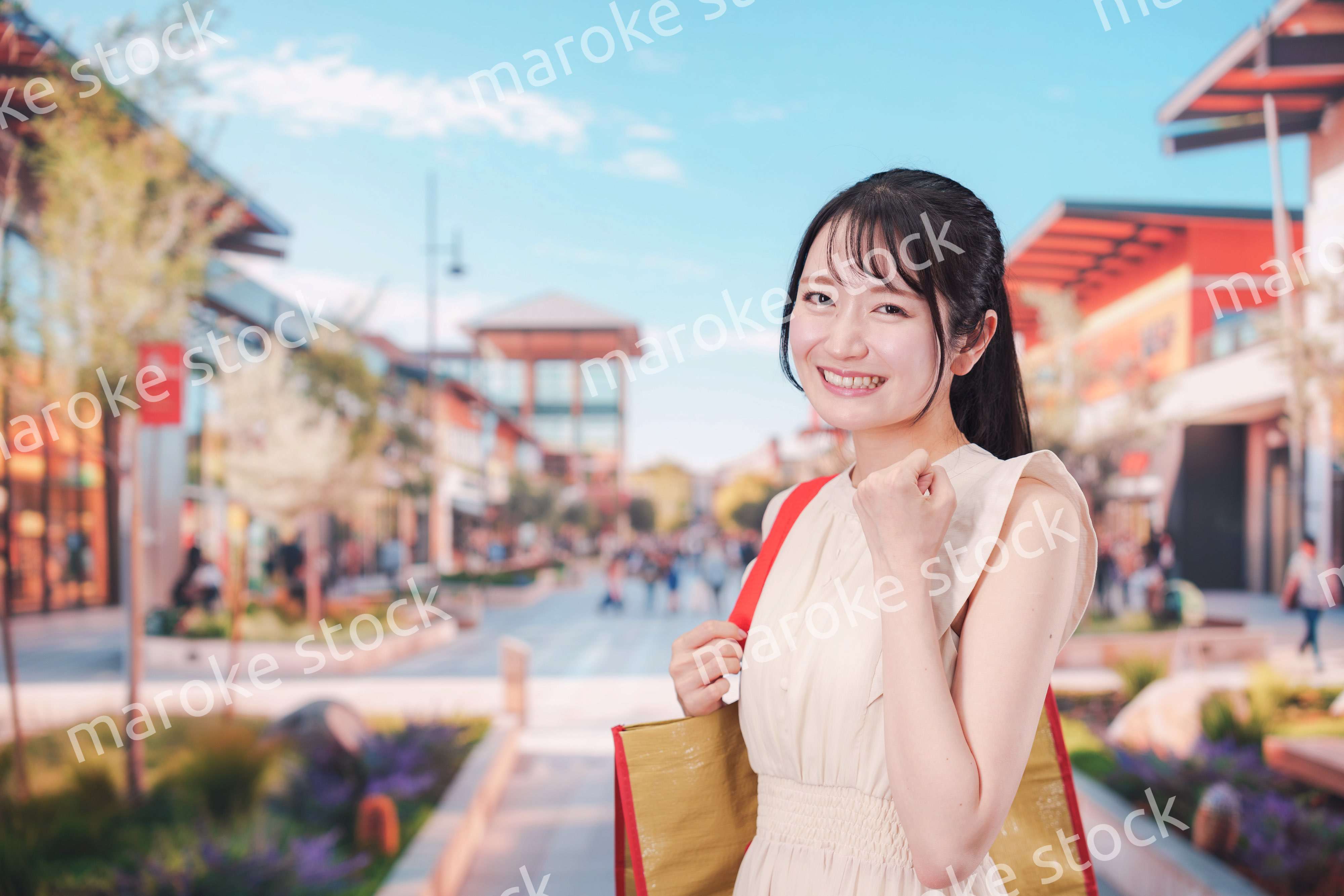 ショッピングモールで買い物をする若い女性