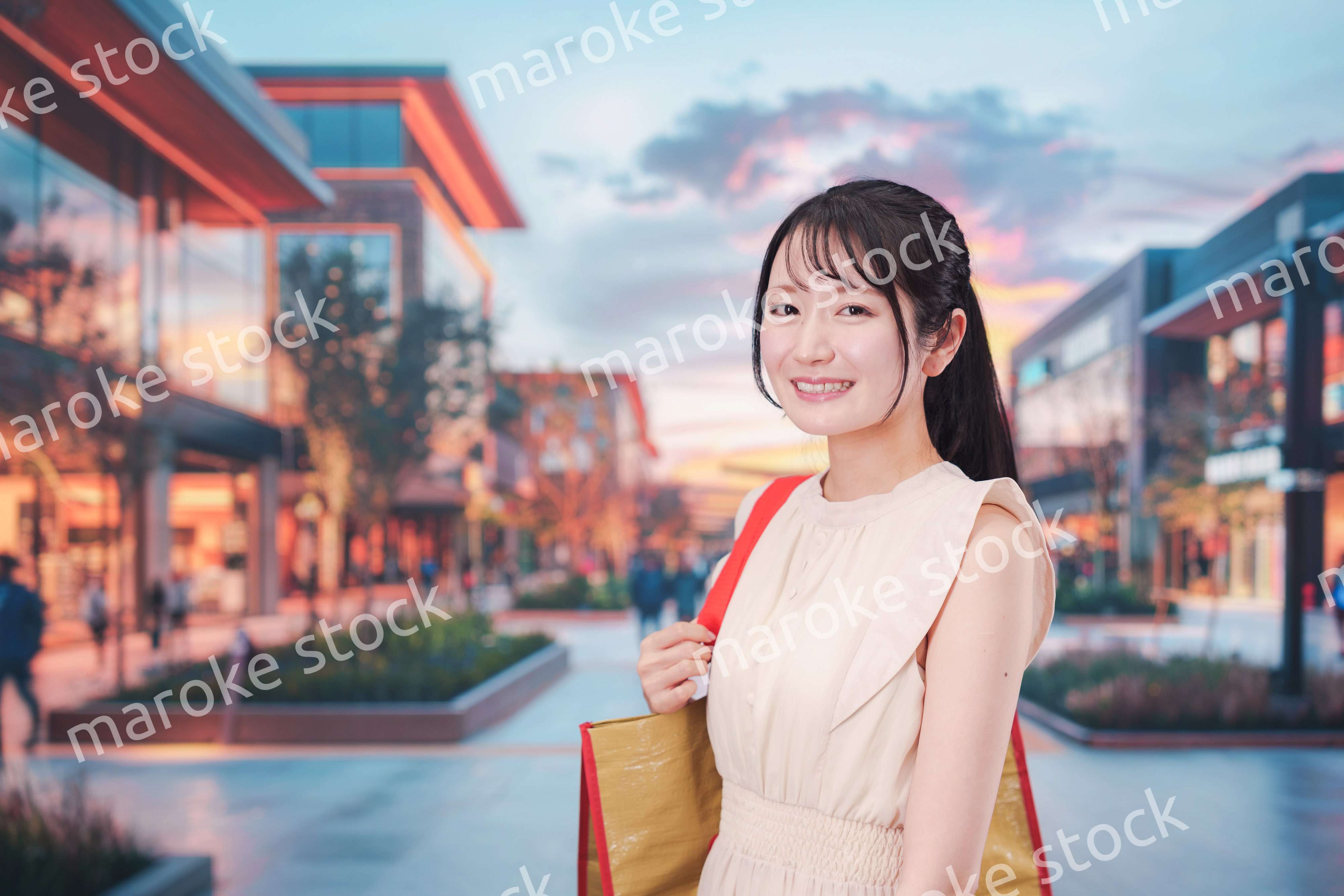 ショッピングモールで買い物をする若い女性