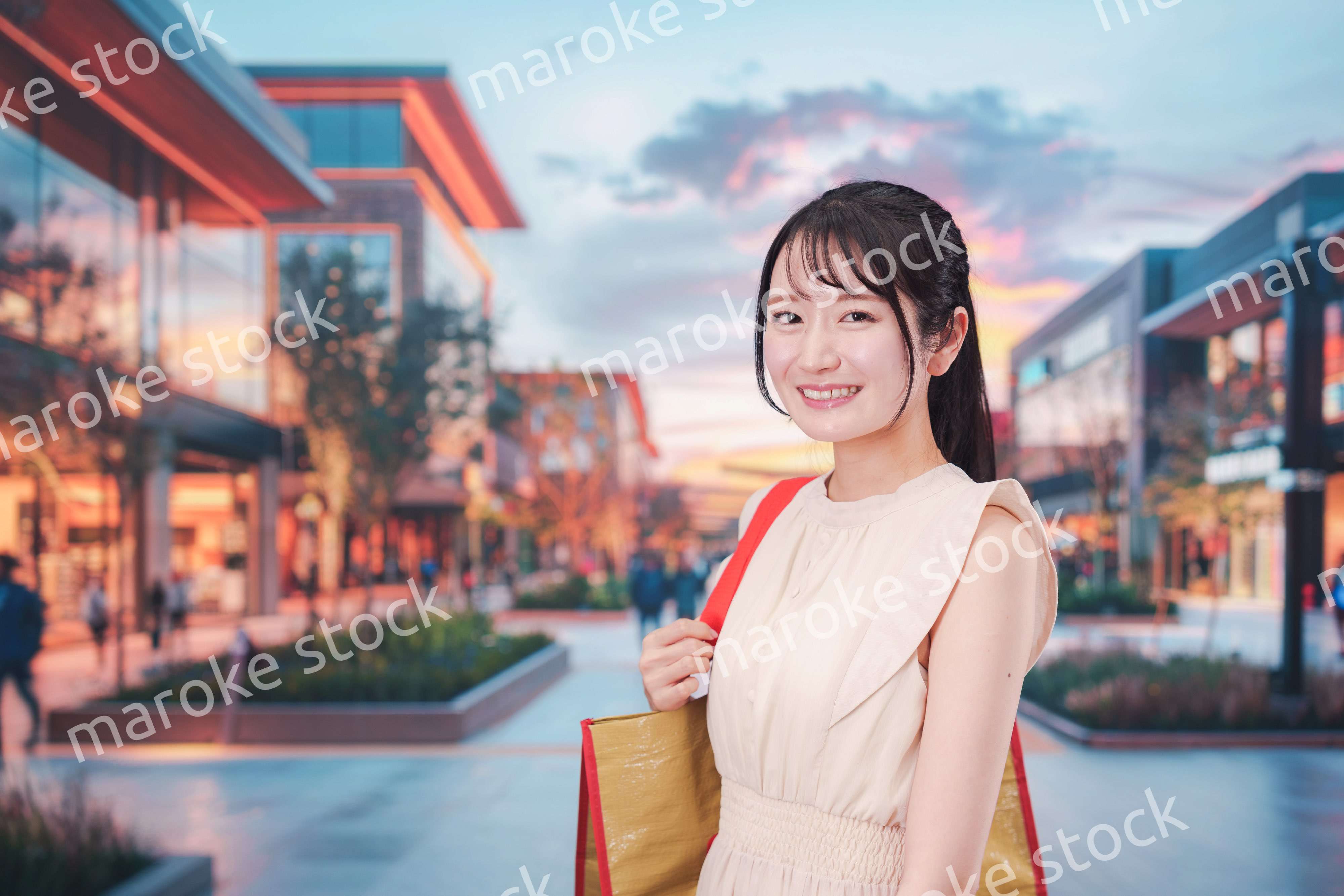 ショッピングモールで買い物をする若い女性