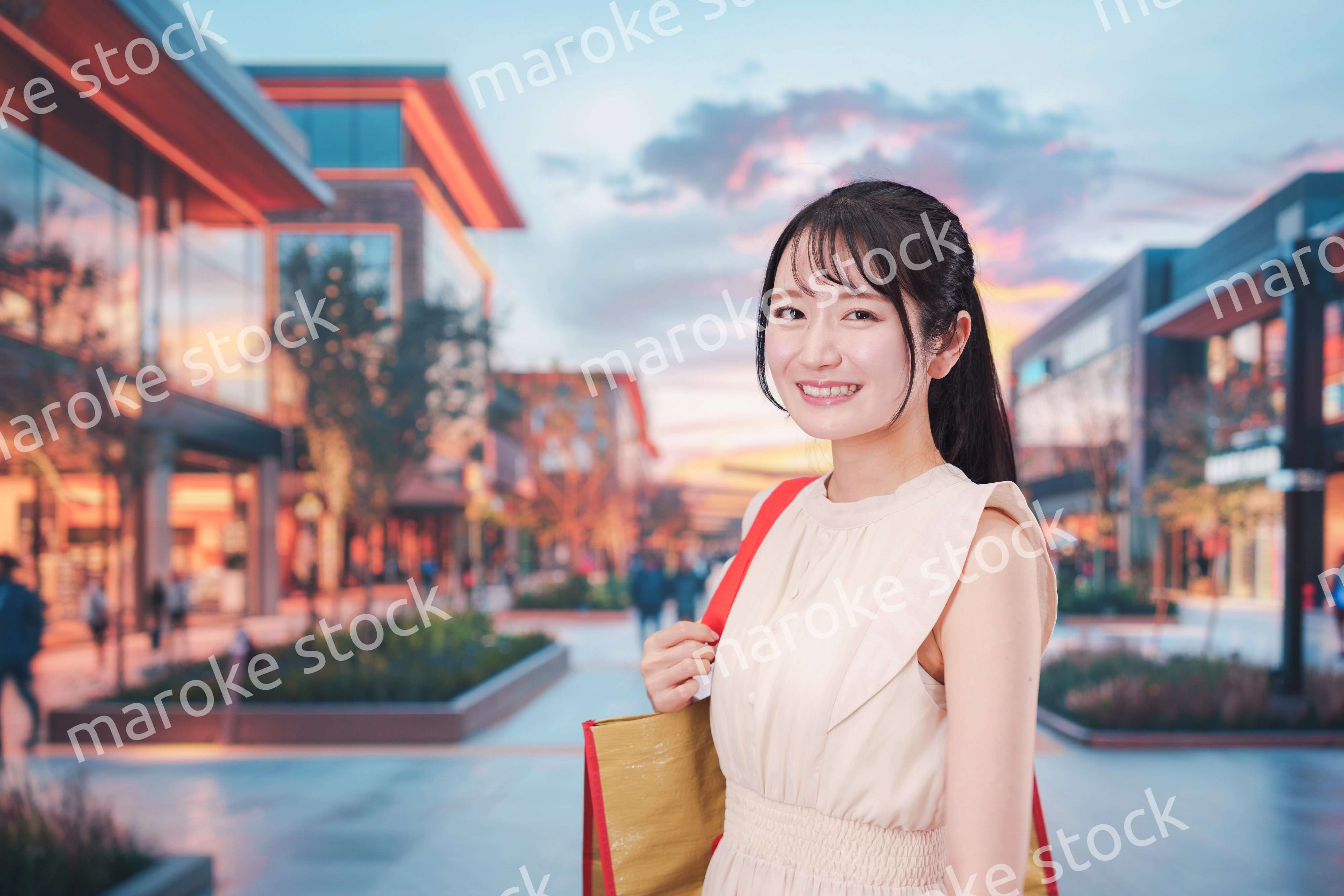 ショッピングモールで買い物をする若い女性