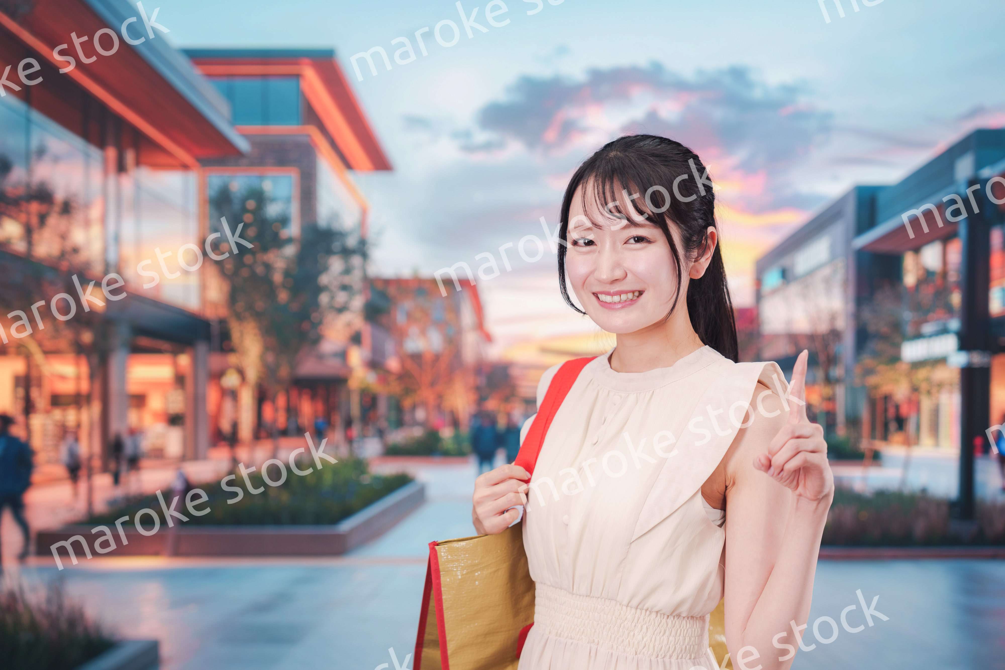 ショッピングモールで買い物をする若い女性