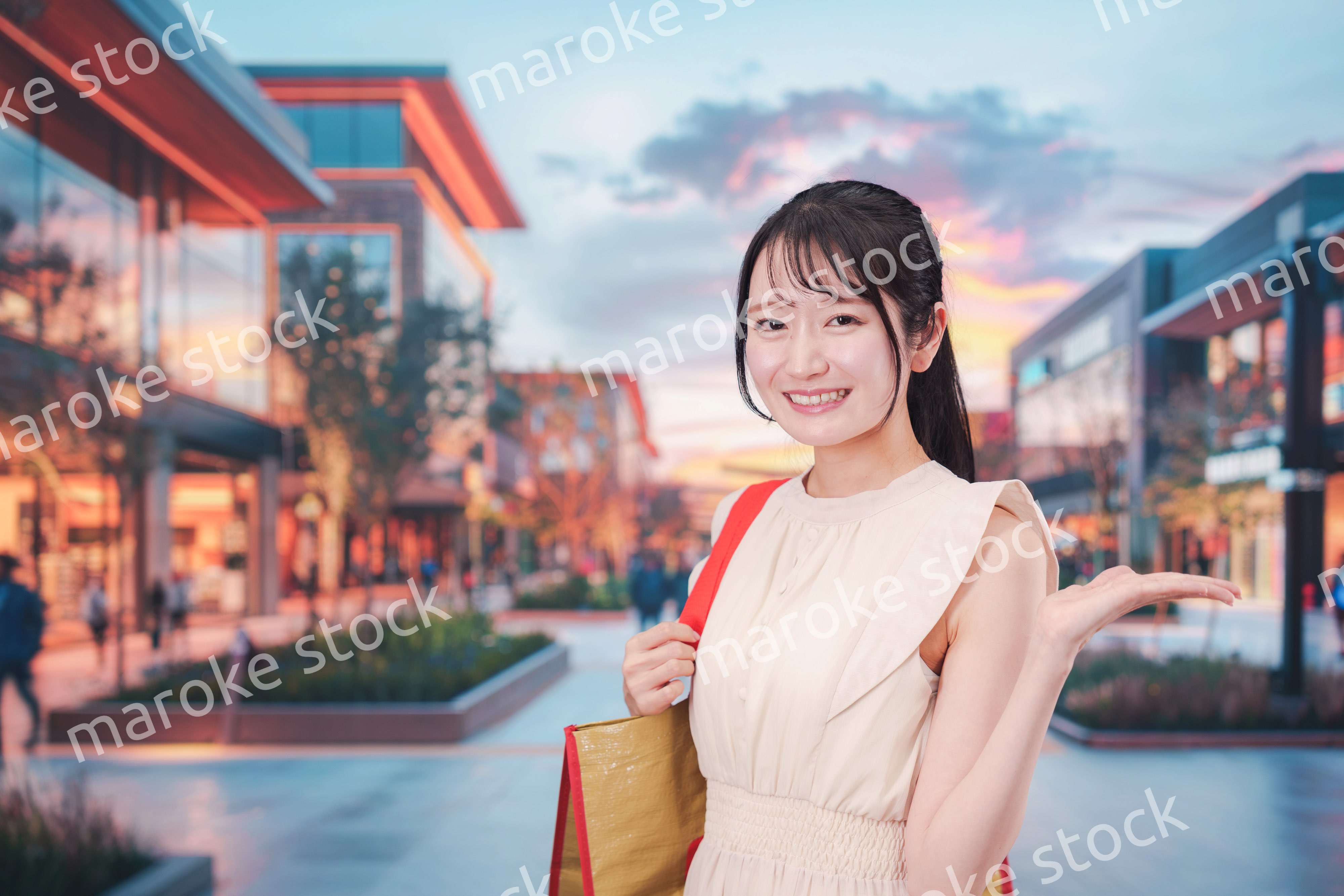 ショッピングモールで買い物をする若い女性