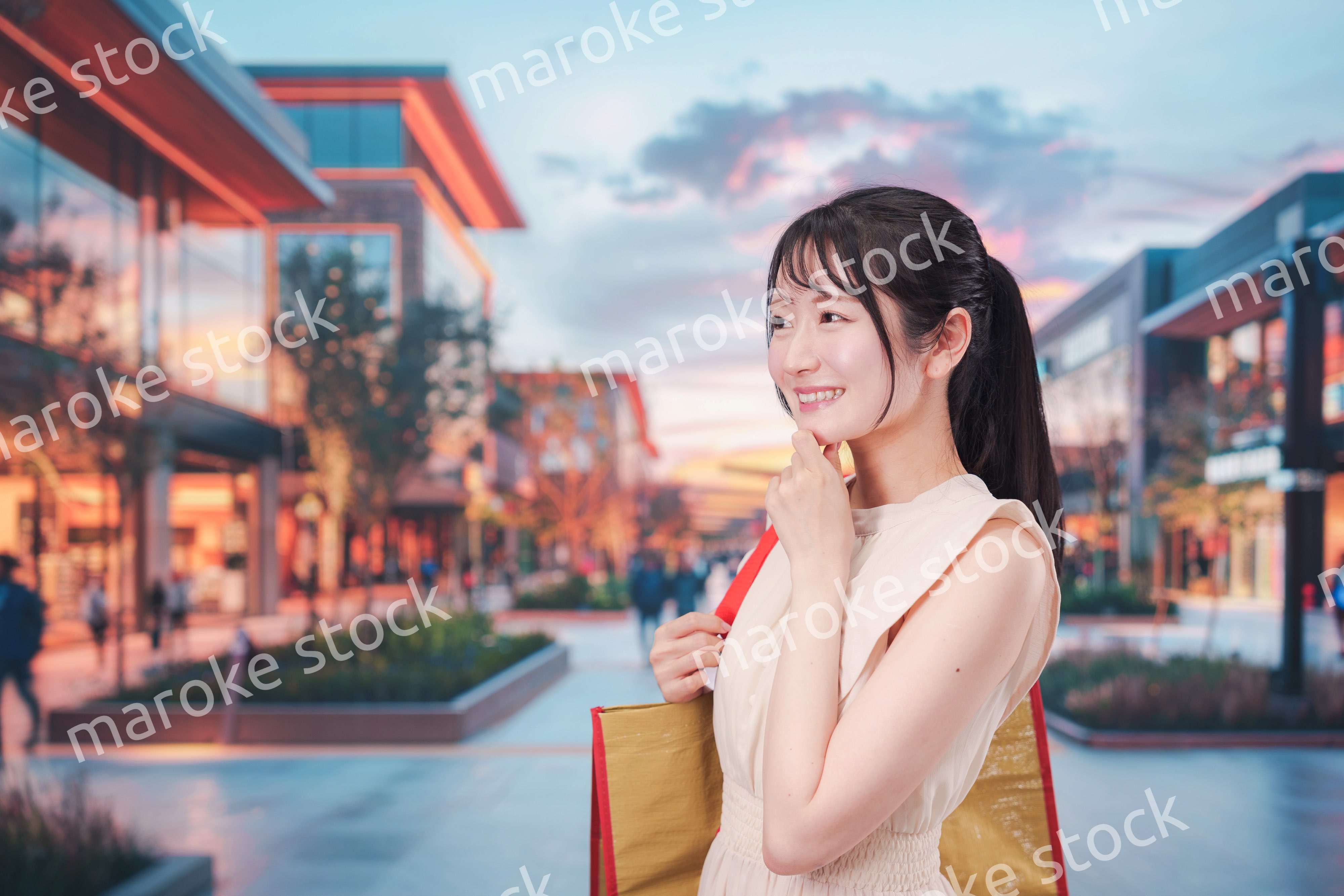 ショッピングモールで買い物をする若い女性