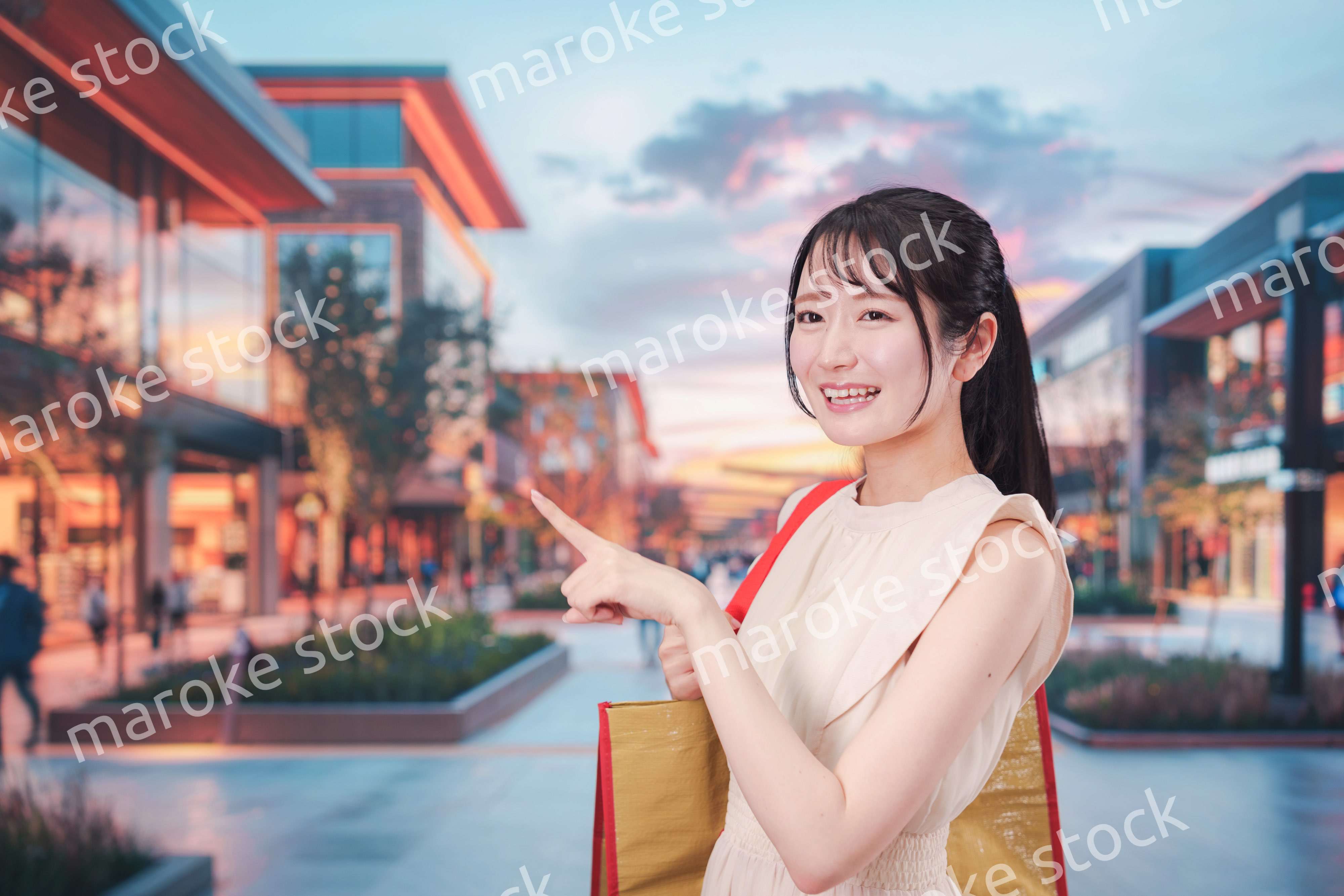 ショッピングモールで買い物をする若い女性