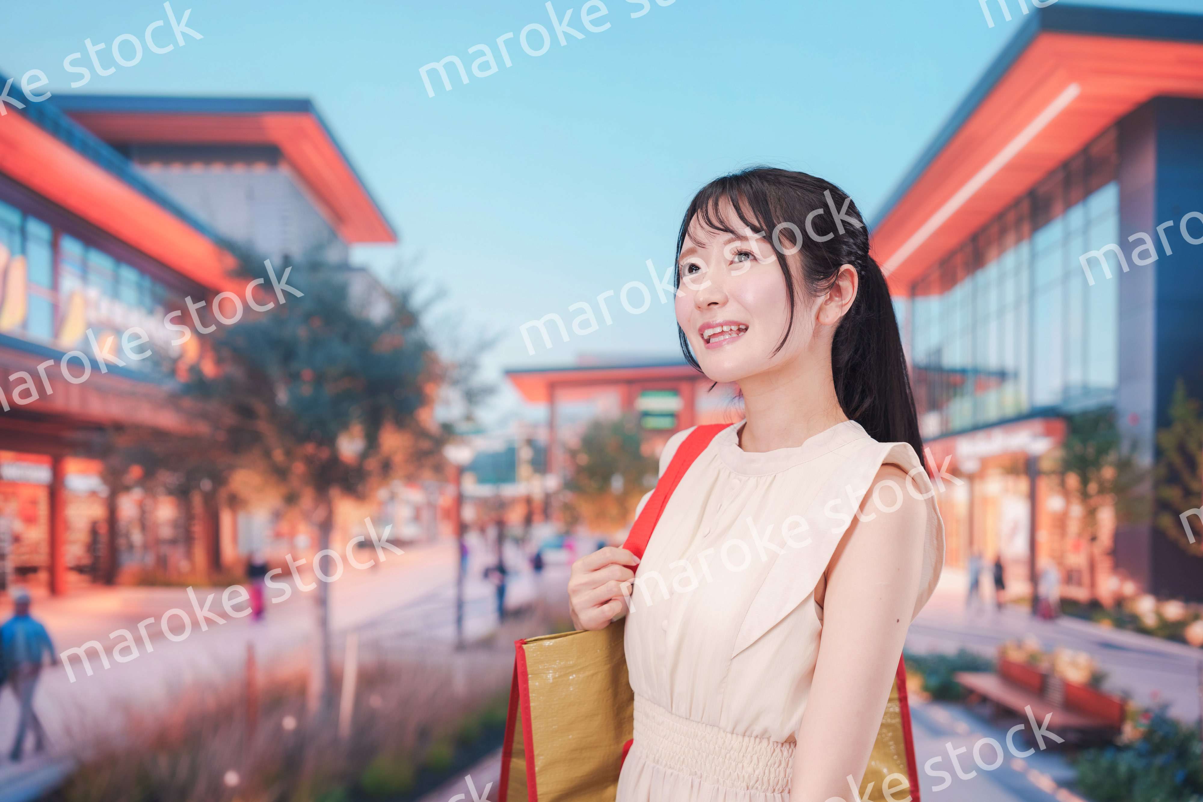 ショッピングモールで買い物をする若い女性