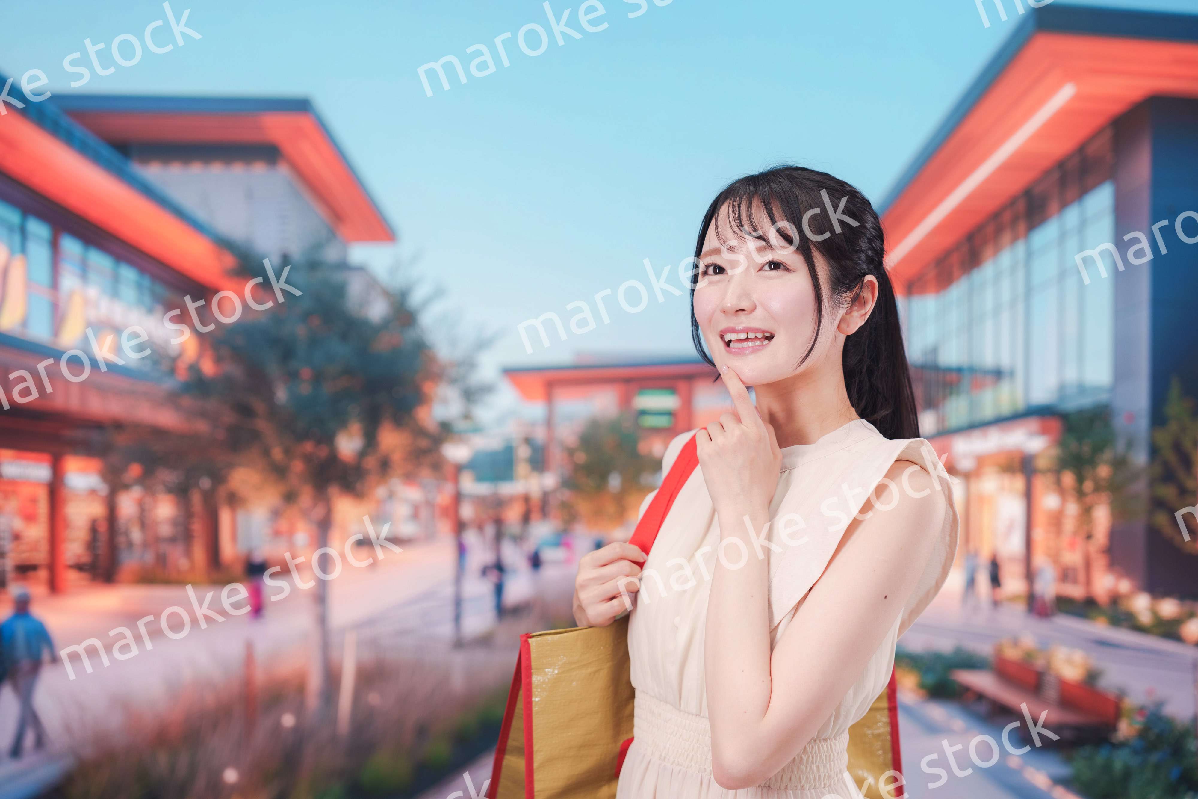 ショッピングモールで買い物をする若い女性