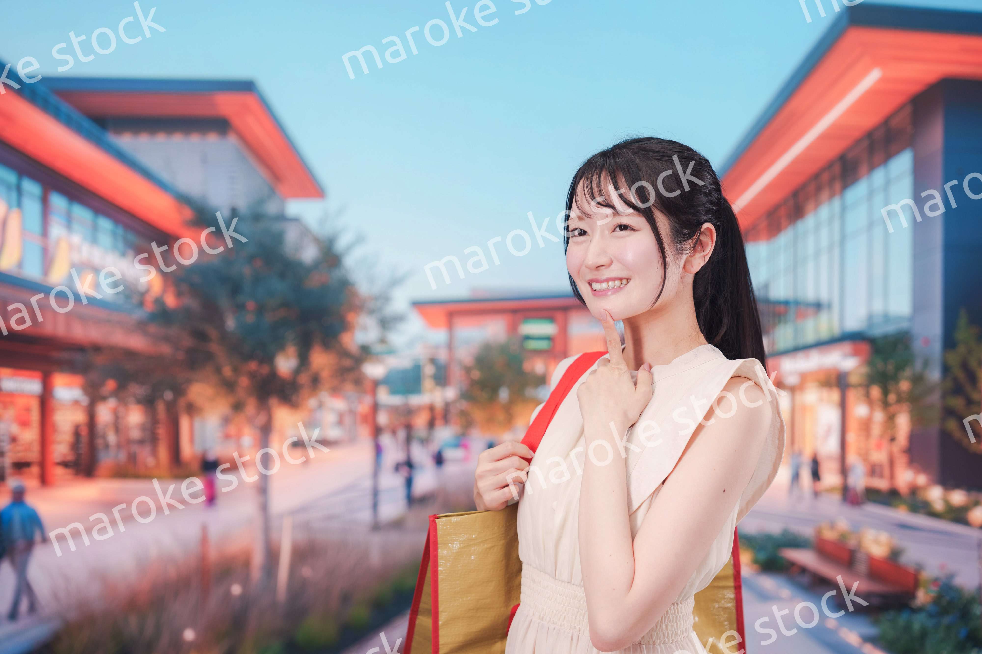 ショッピングモールで買い物をする若い女性