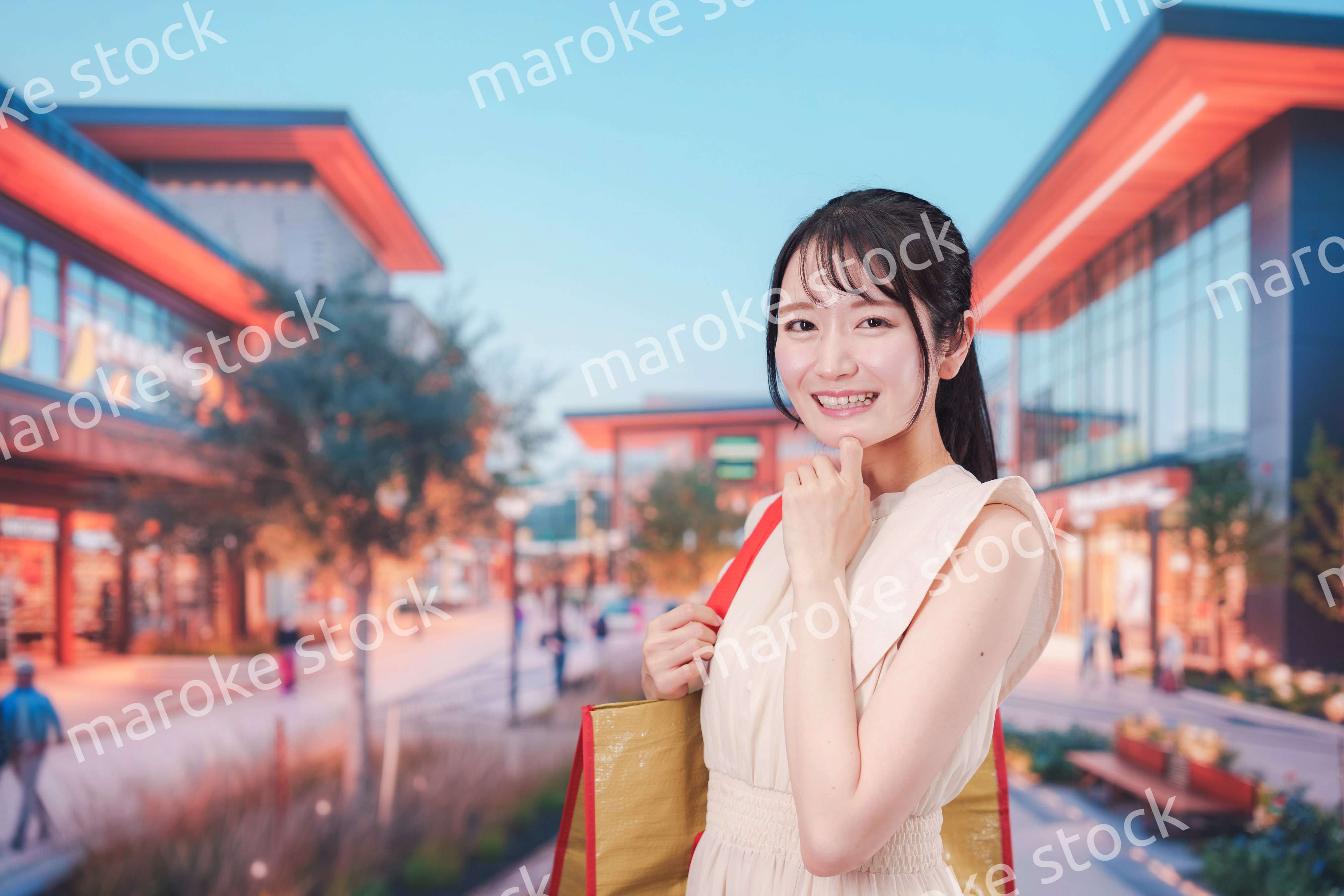 ショッピングモールで買い物をする若い女性