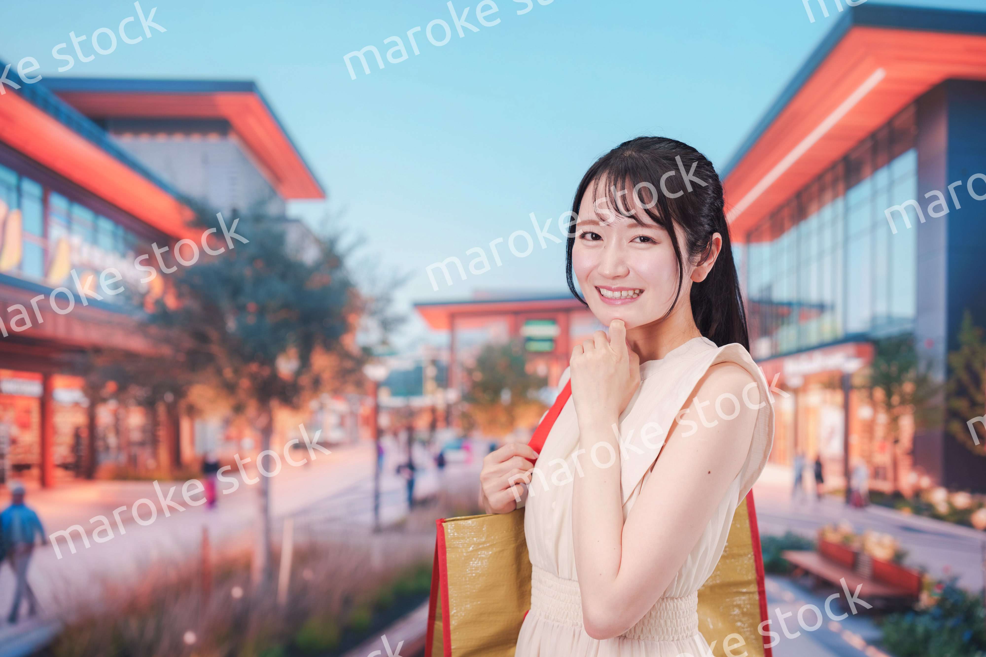 ショッピングモールで買い物をする若い女性