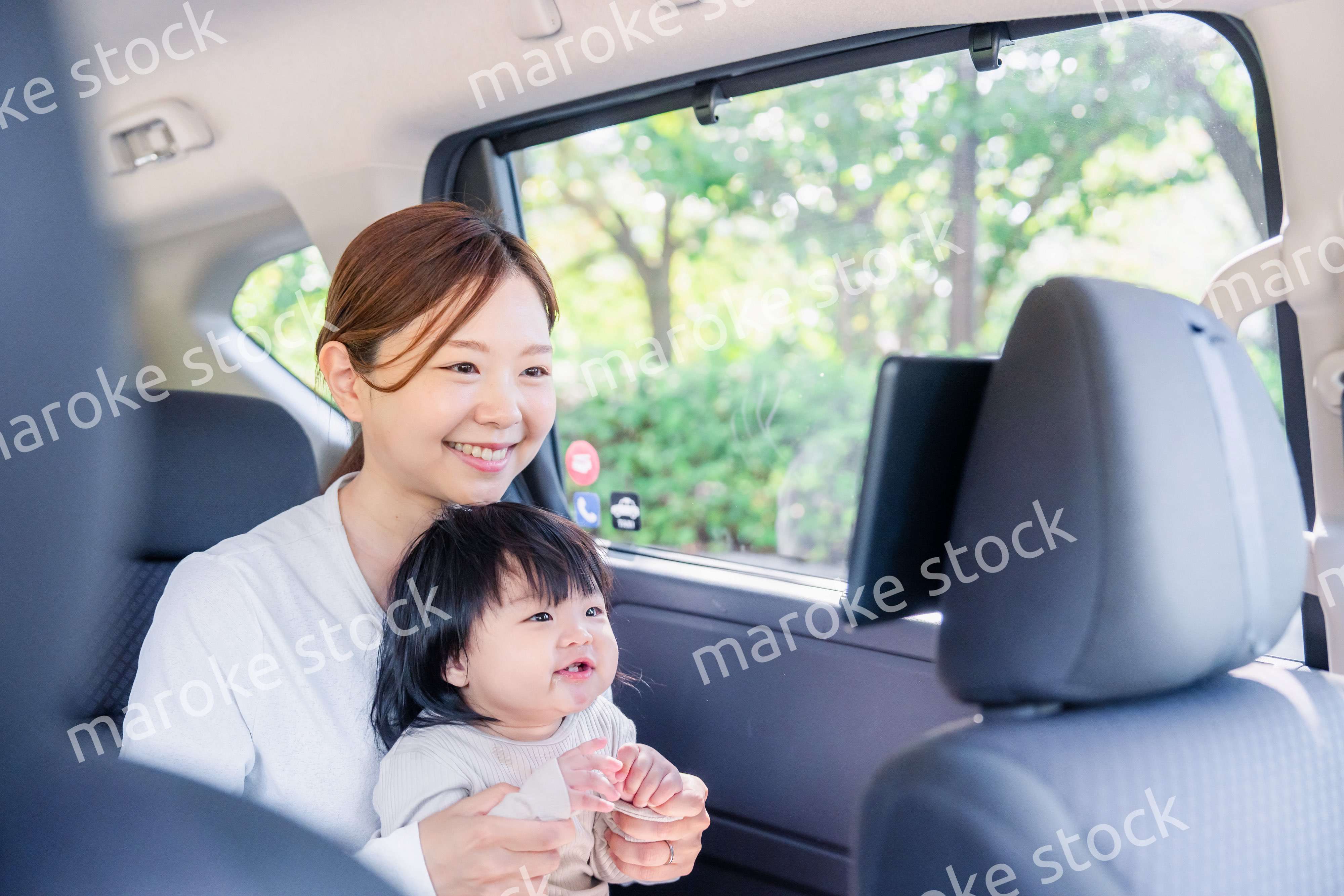 小さい子供と一緒にタクシーに乗るお母さん