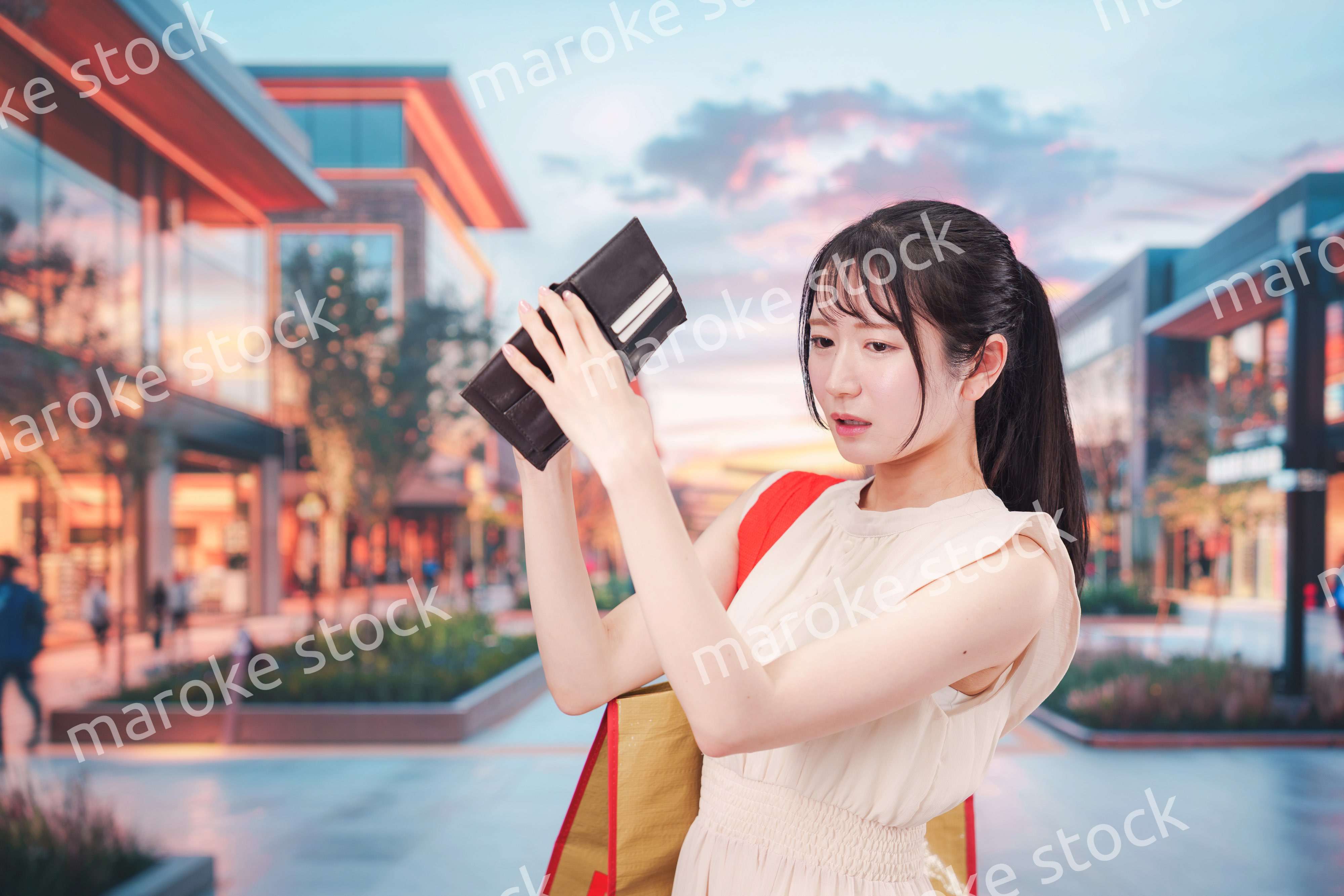 ショッピングモールでお金を使いすぎて金欠になった女性