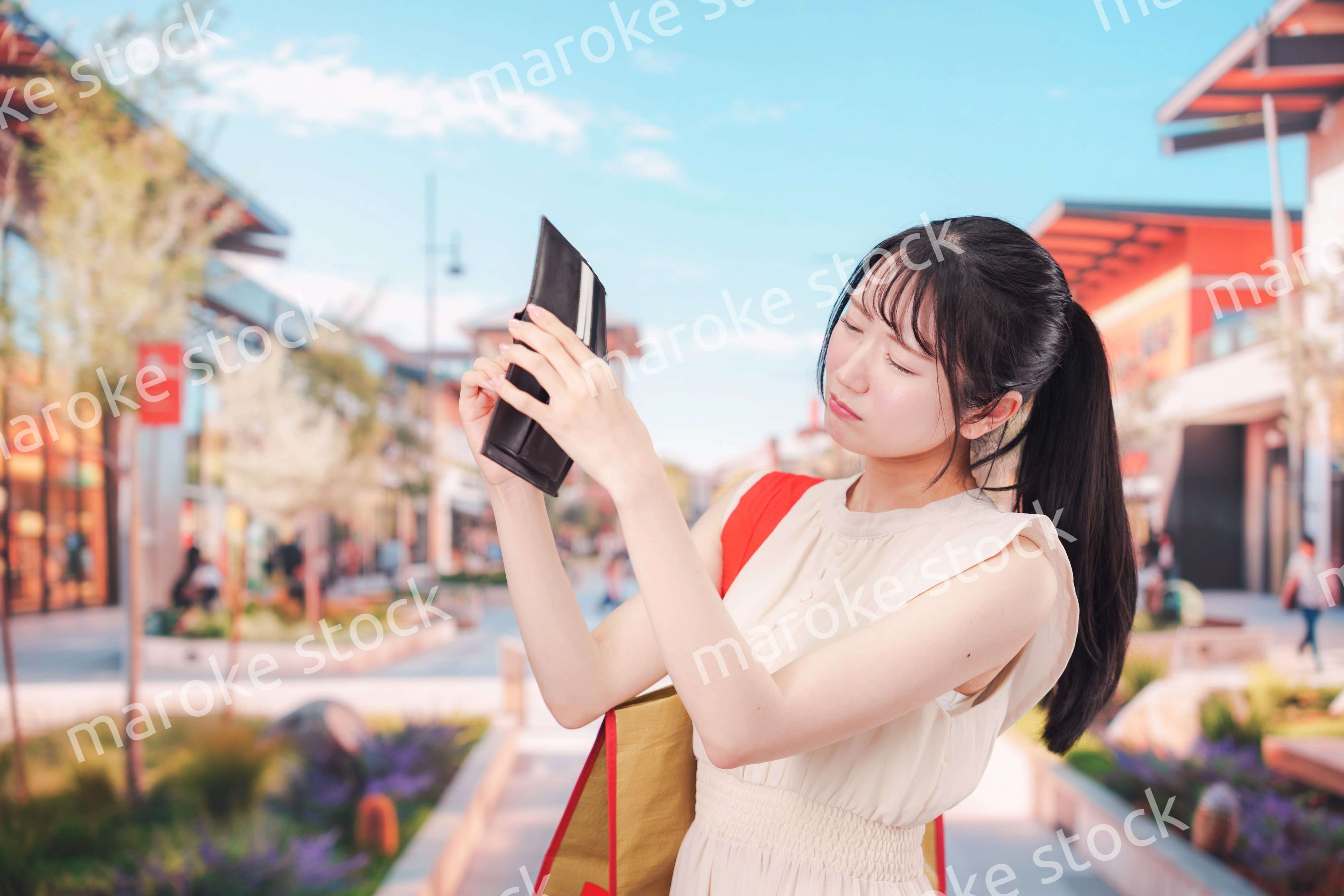 ショッピングモールでお金を使いすぎて金欠になった女性