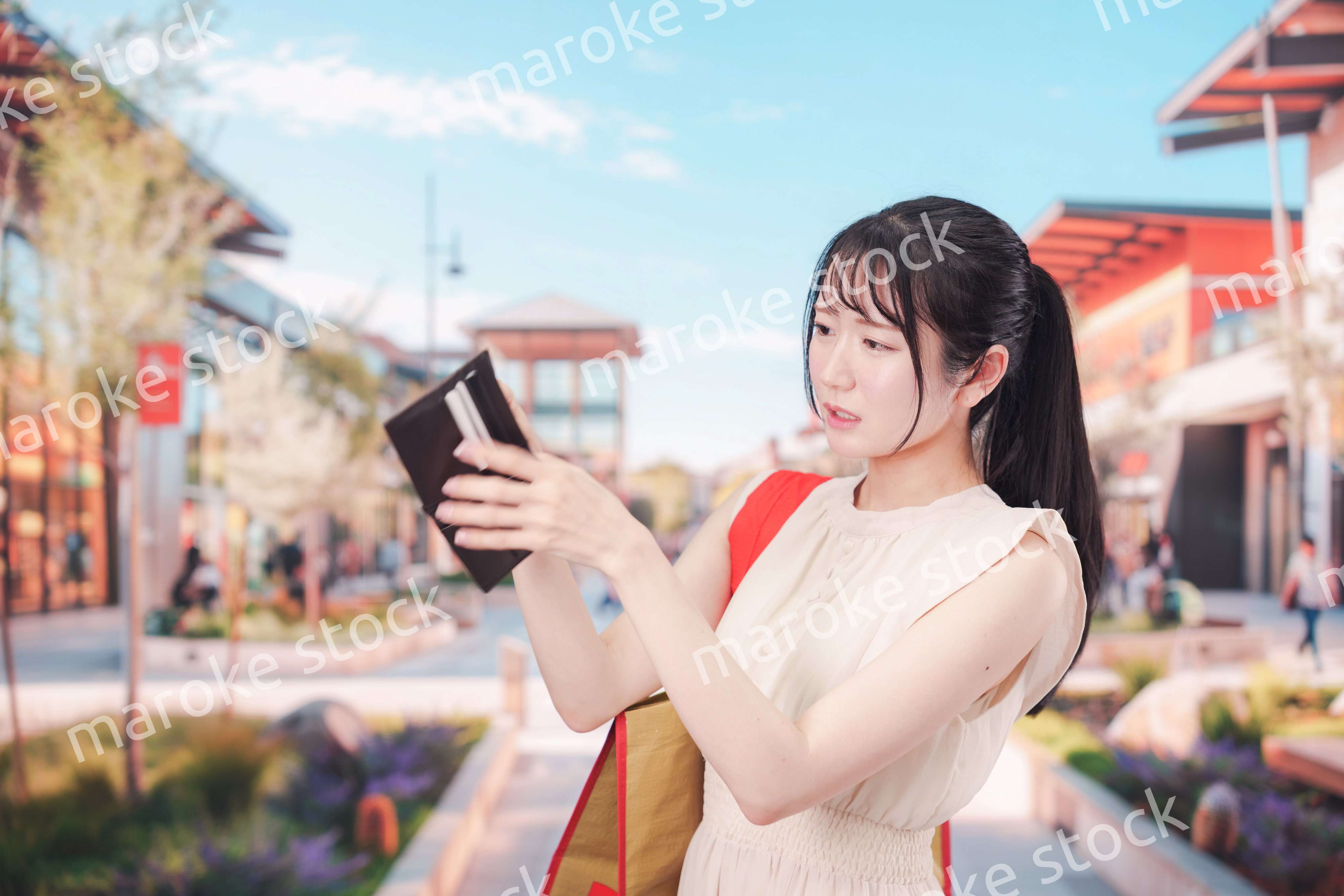 ショッピングモールでお金を使いすぎて金欠になった女性