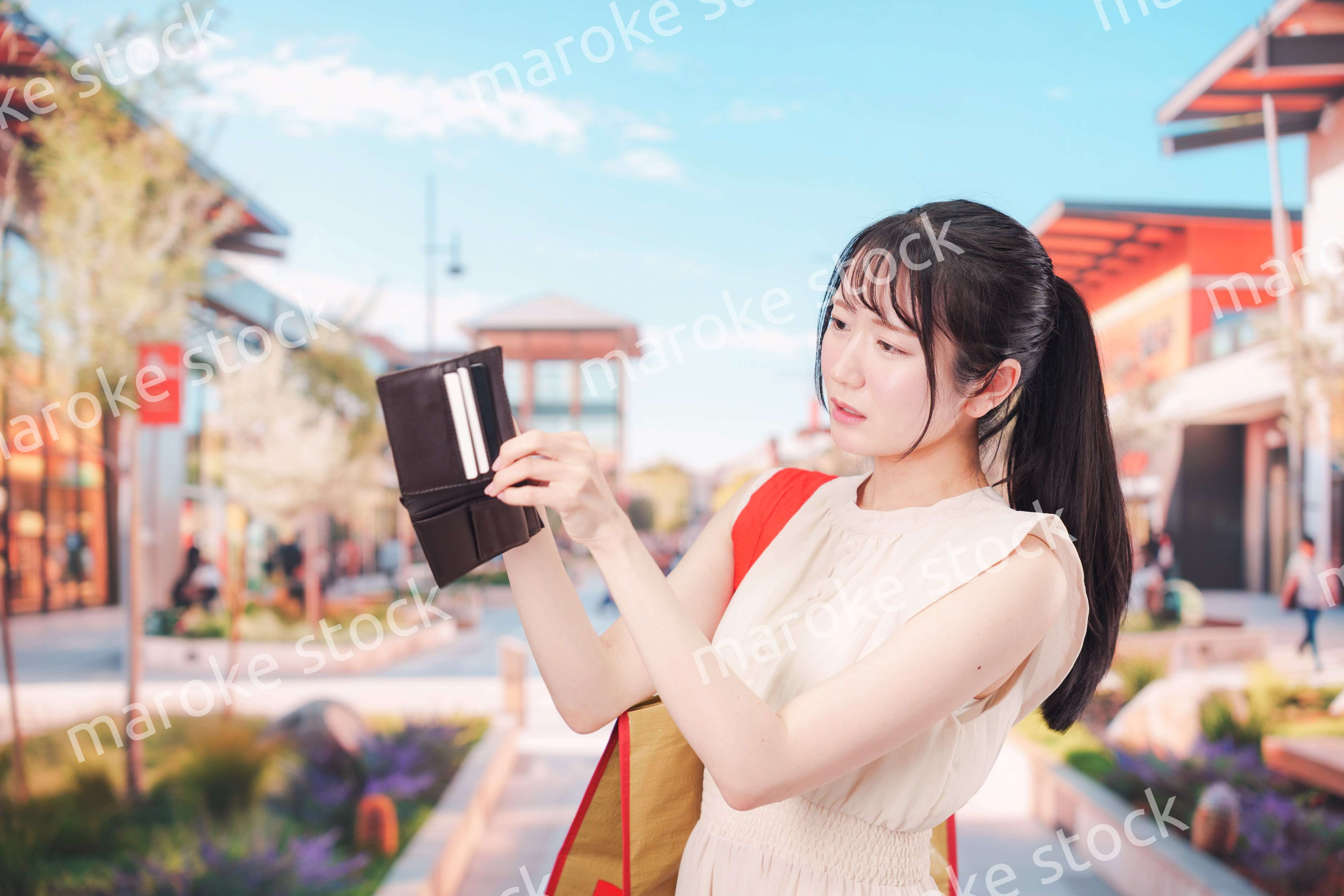 ショッピングモールでお金を使いすぎて金欠になった女性