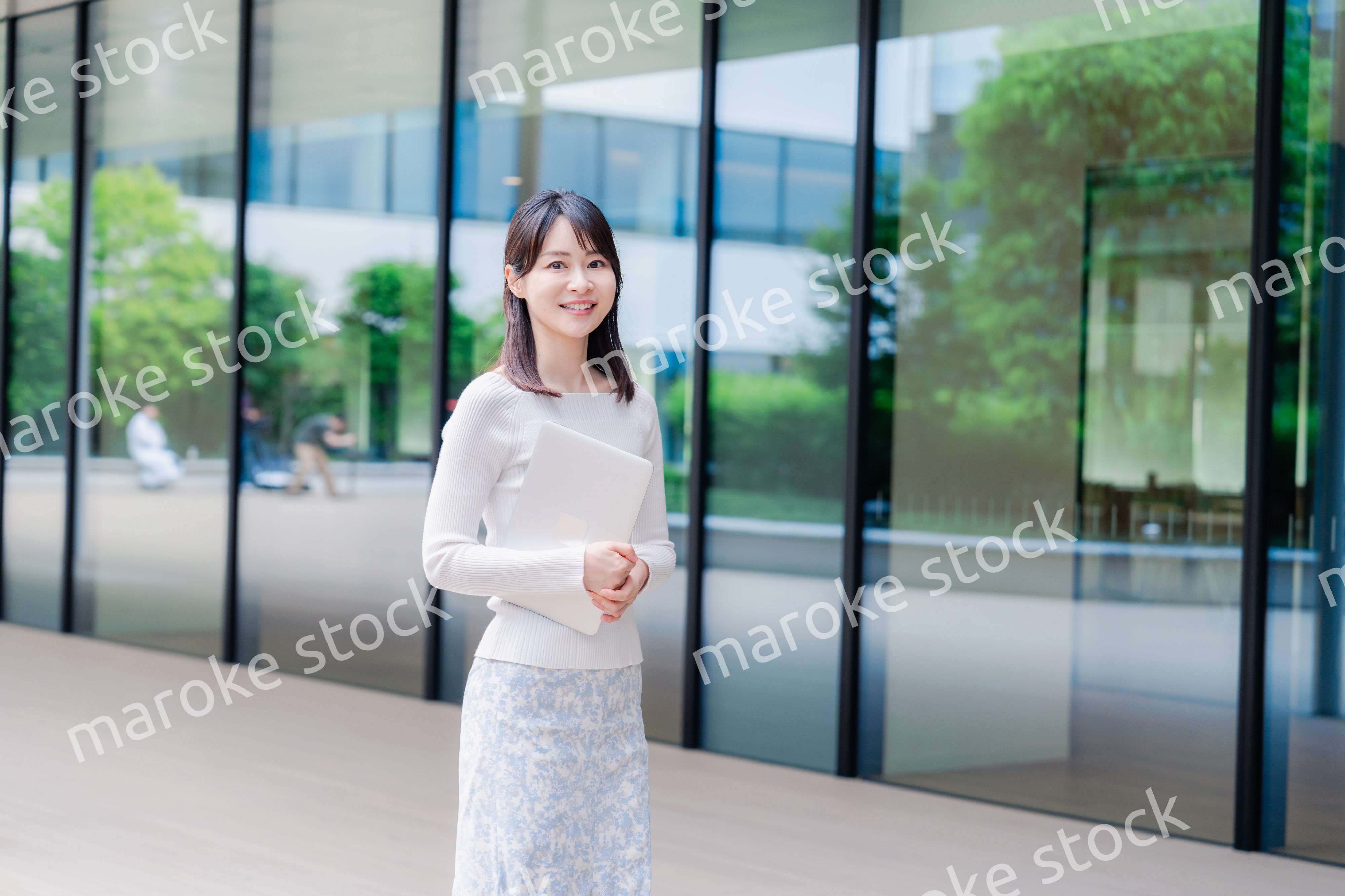 キャンパス内を歩く女子大学生