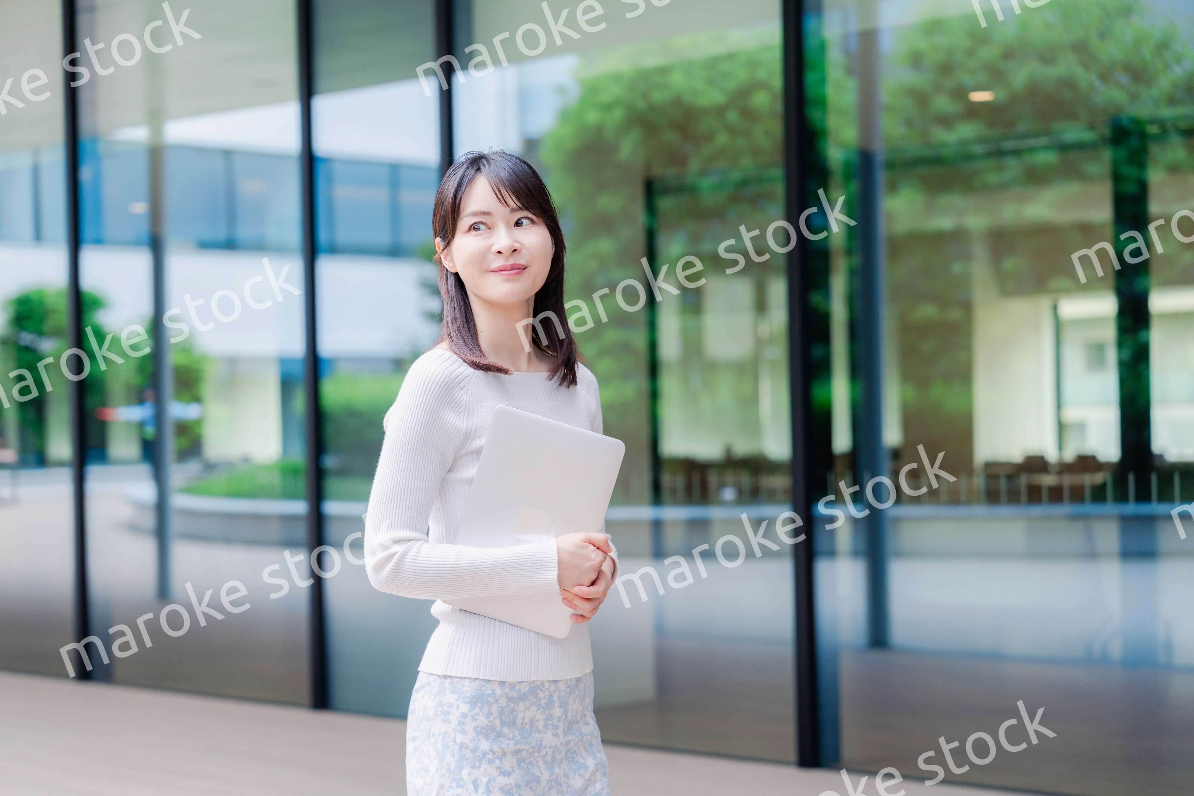 キャンパス内を歩く女子大学生