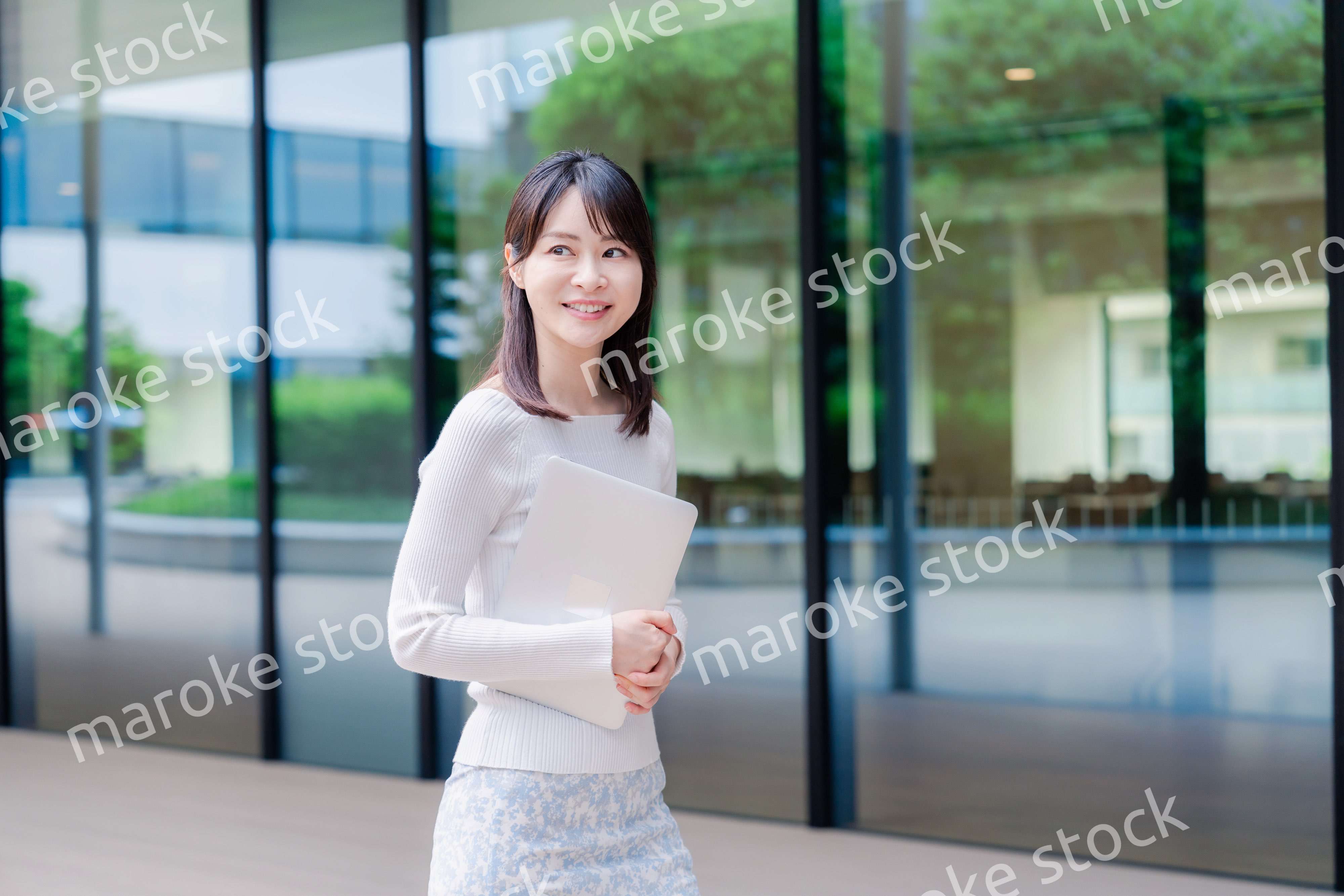 キャンパス内を歩く女子大学生