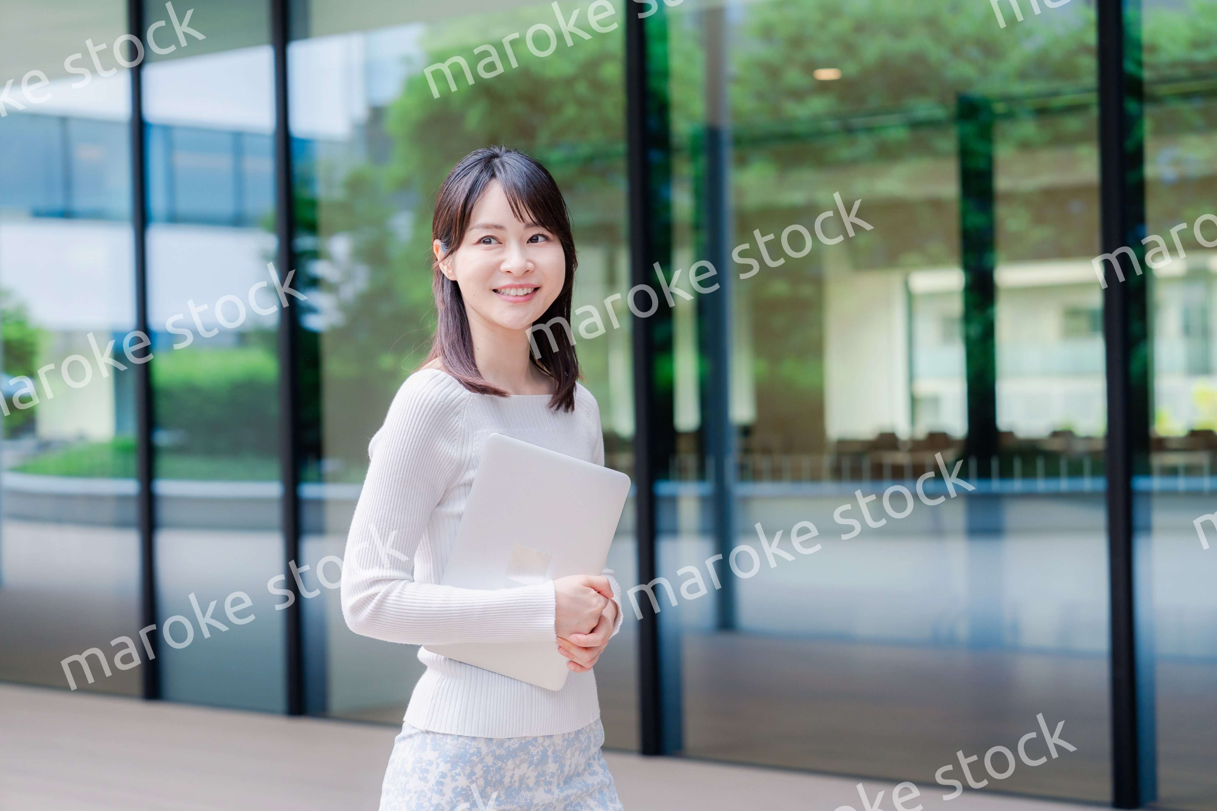 キャンパス内を歩く女子大学生