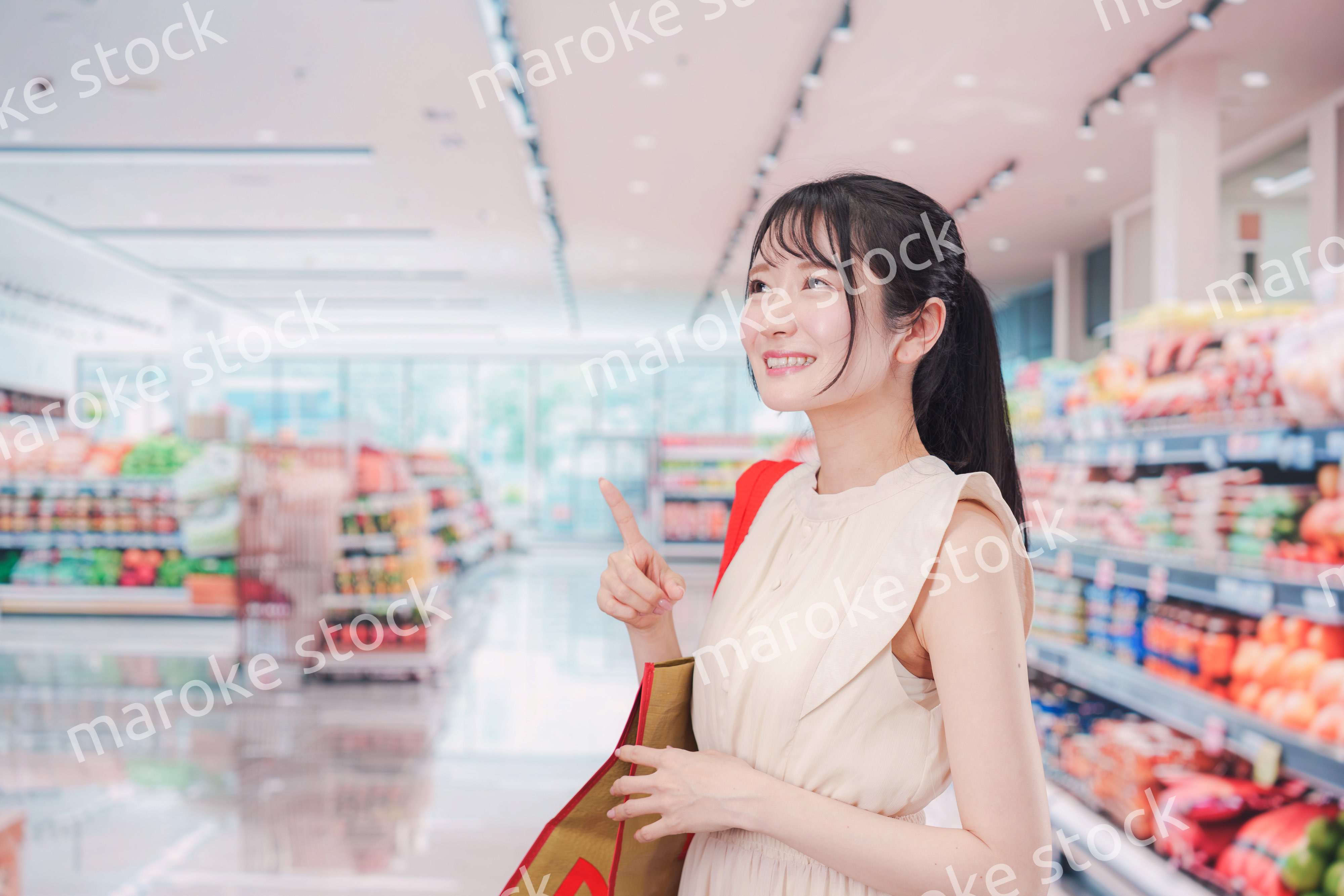 スーパーで買い物をする若い女性