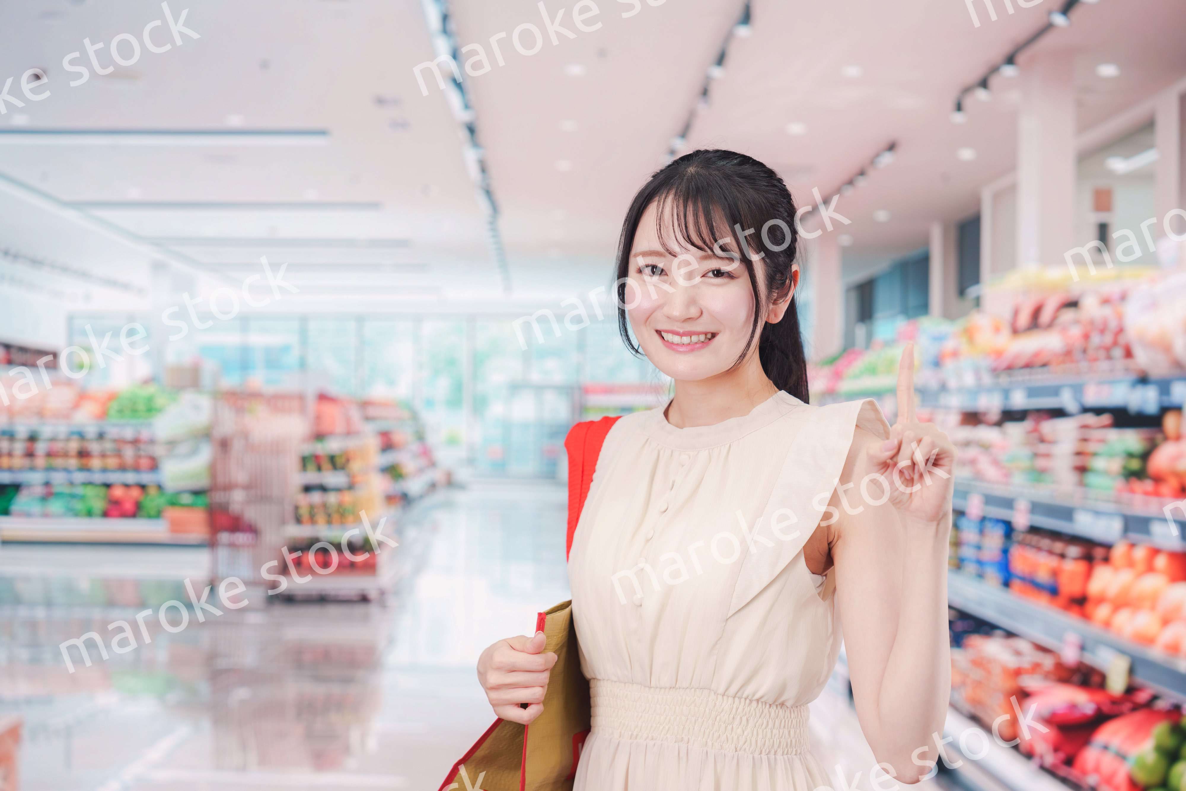 スーパーで買い物をする若い女性