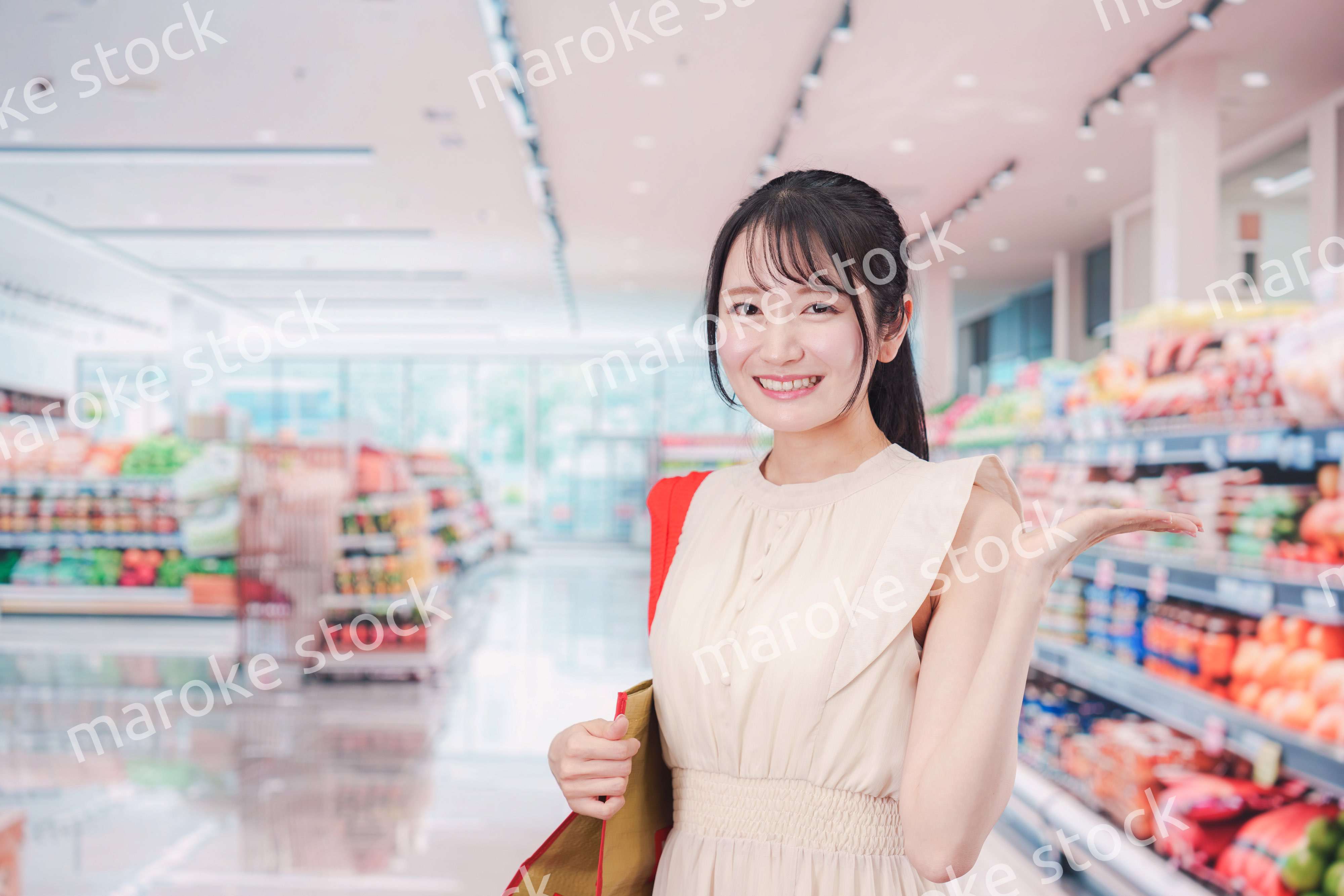 スーパーで買い物をする若い女性