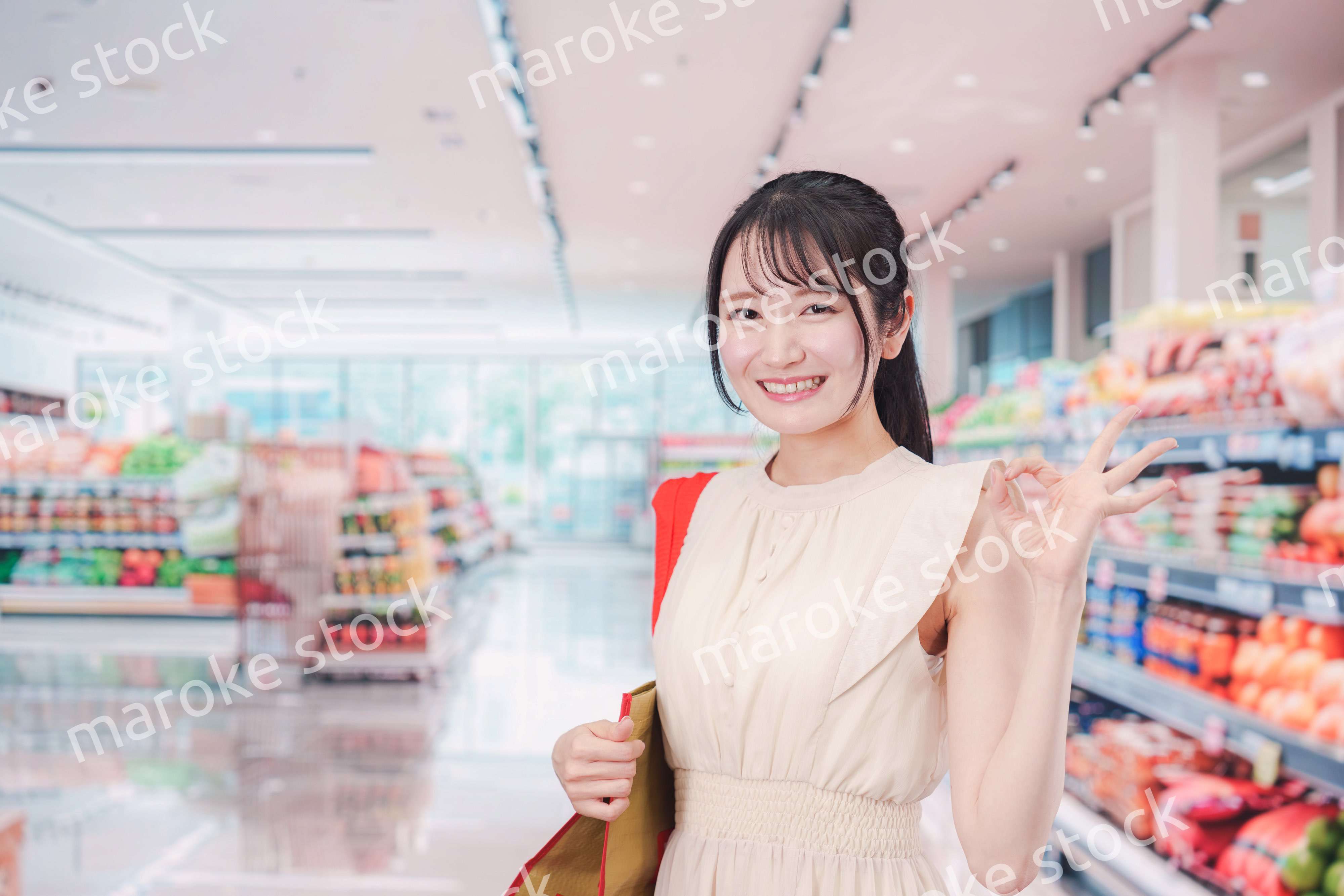 スーパーで買い物をする若い女性