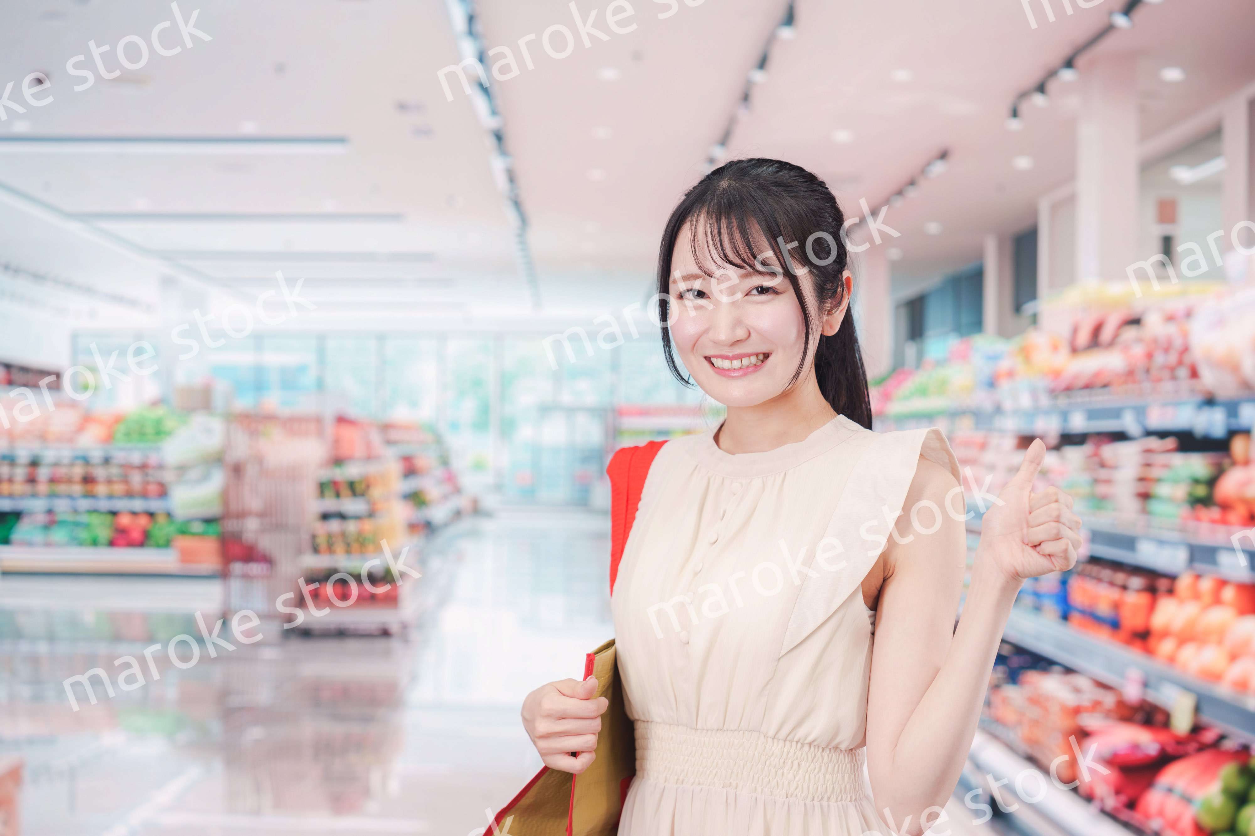 スーパーで買い物をする若い女性
