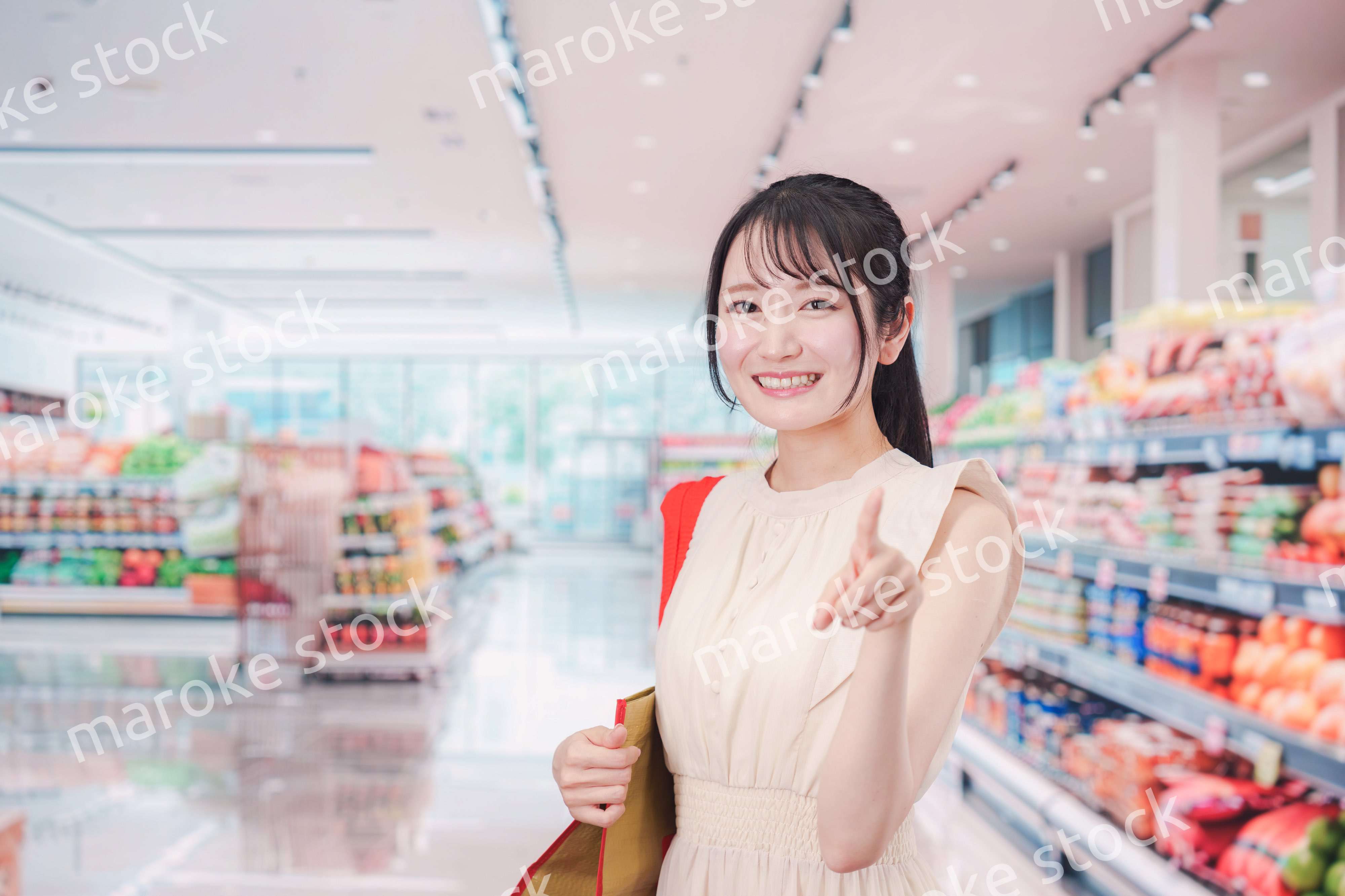 スーパーで買い物をする若い女性