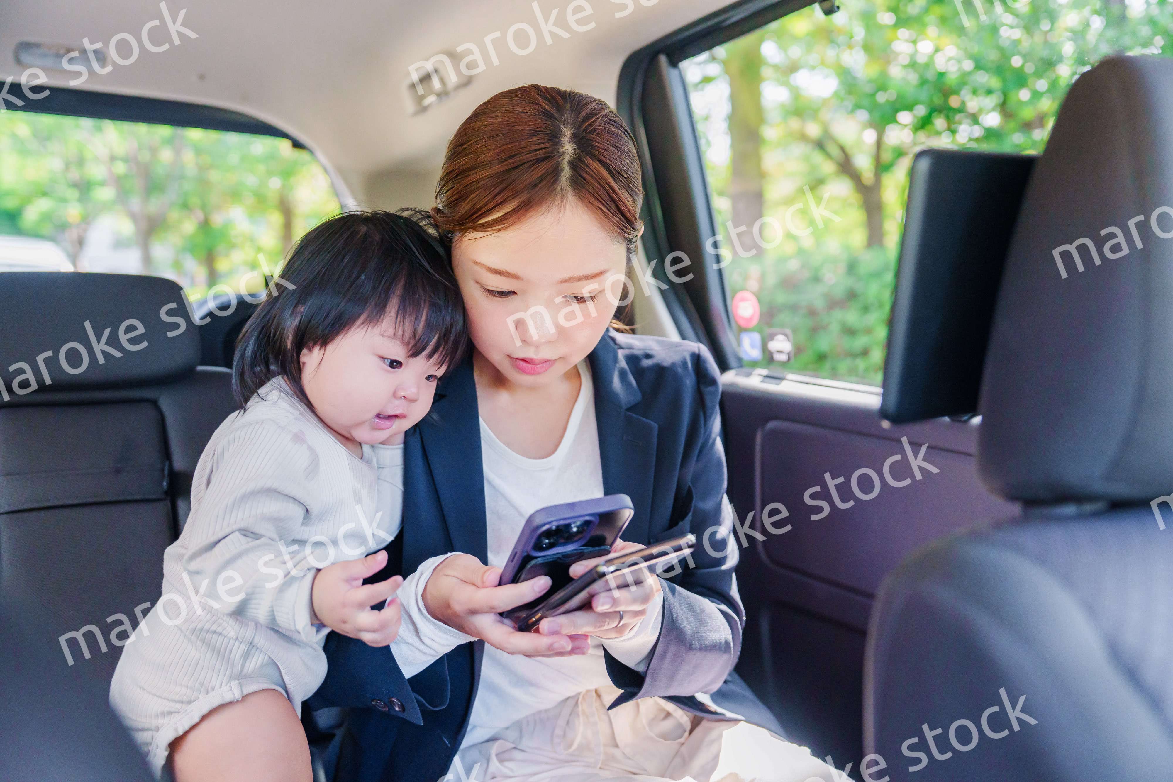 子供と一緒にタクシーに乗る忙しいお母さん