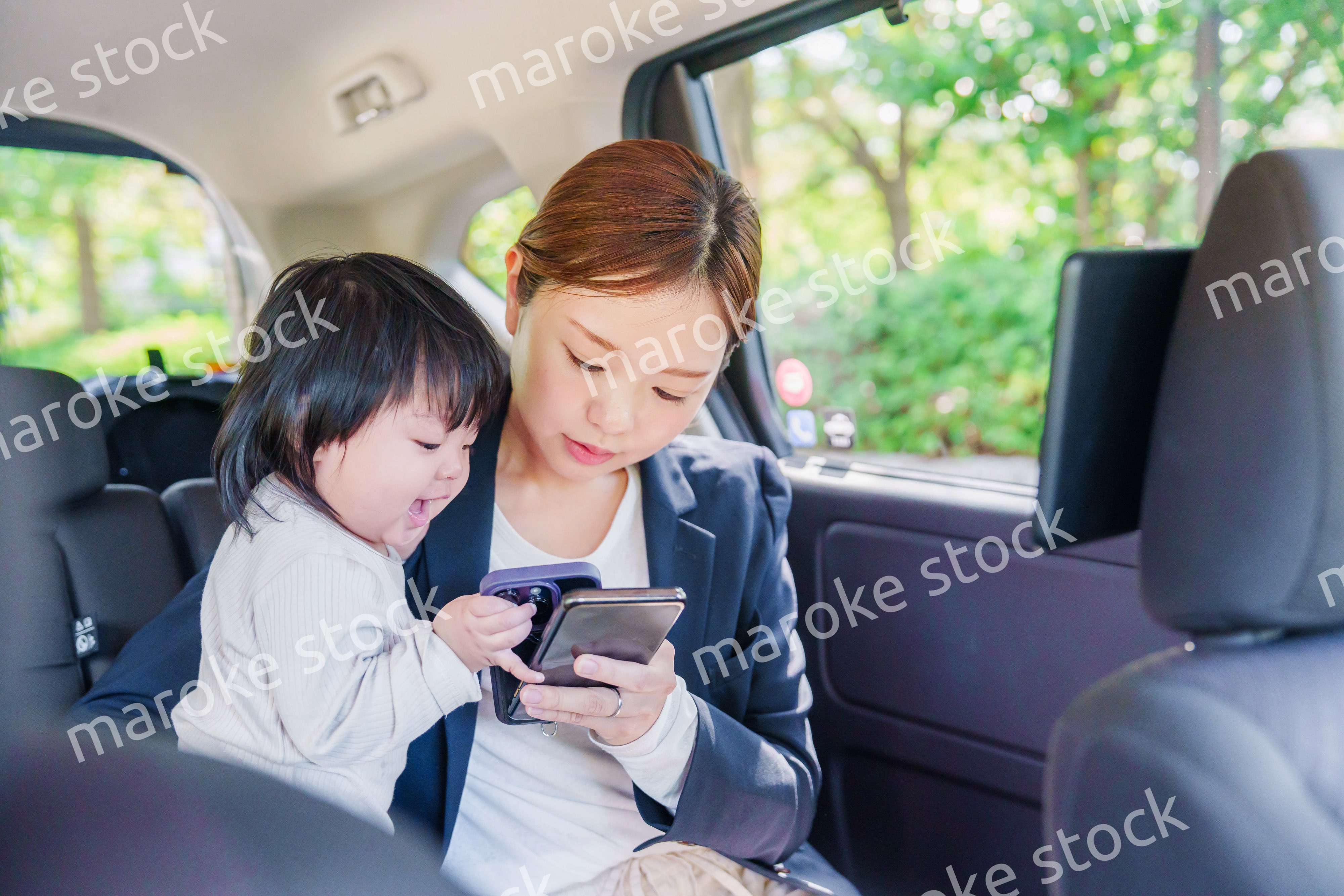 子供と一緒にタクシーに乗る忙しいお母さん