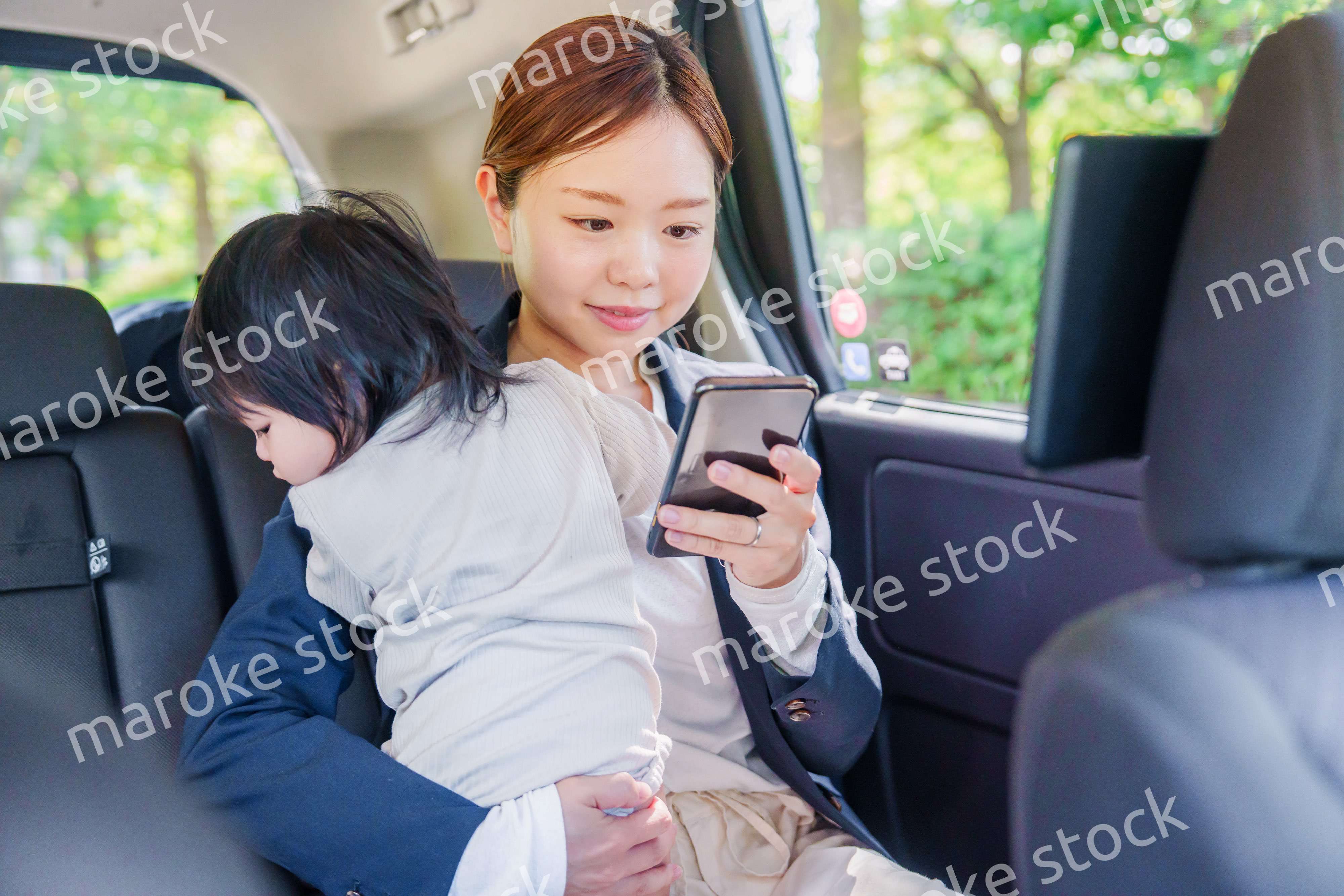 子供と一緒にタクシーに乗る忙しいお母さん