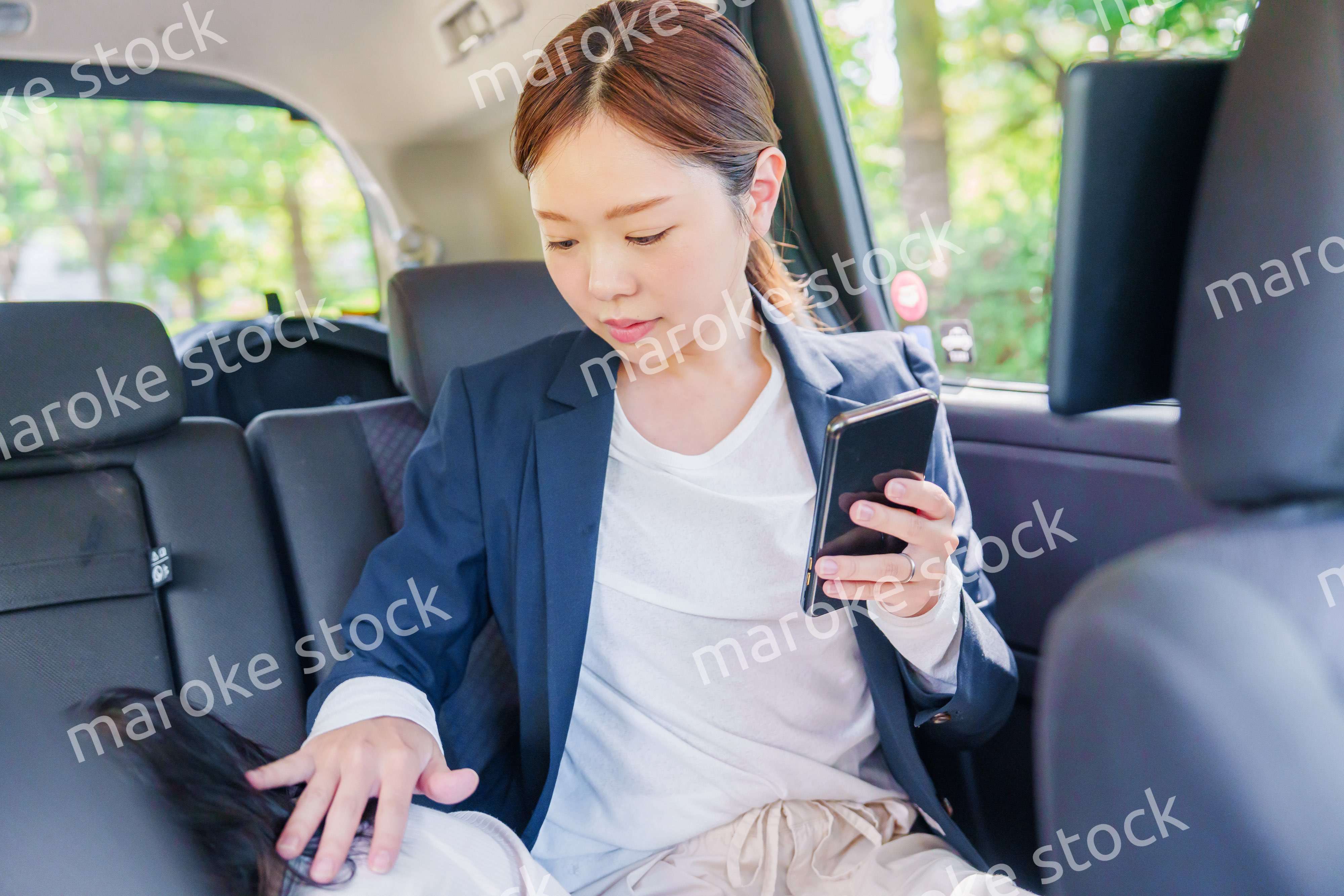 子供と一緒にタクシーに乗る忙しいお母さん