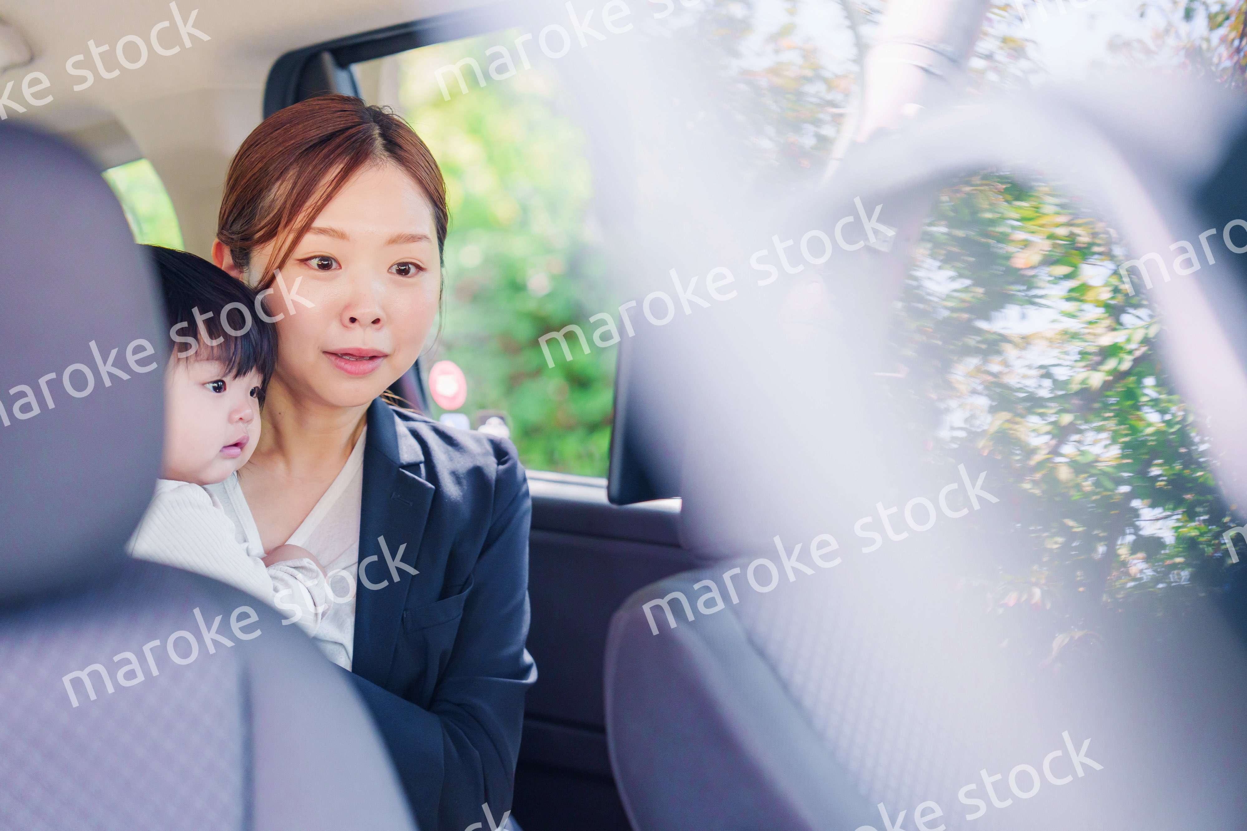 子供と一緒にタクシーに乗る忙しいお母さん