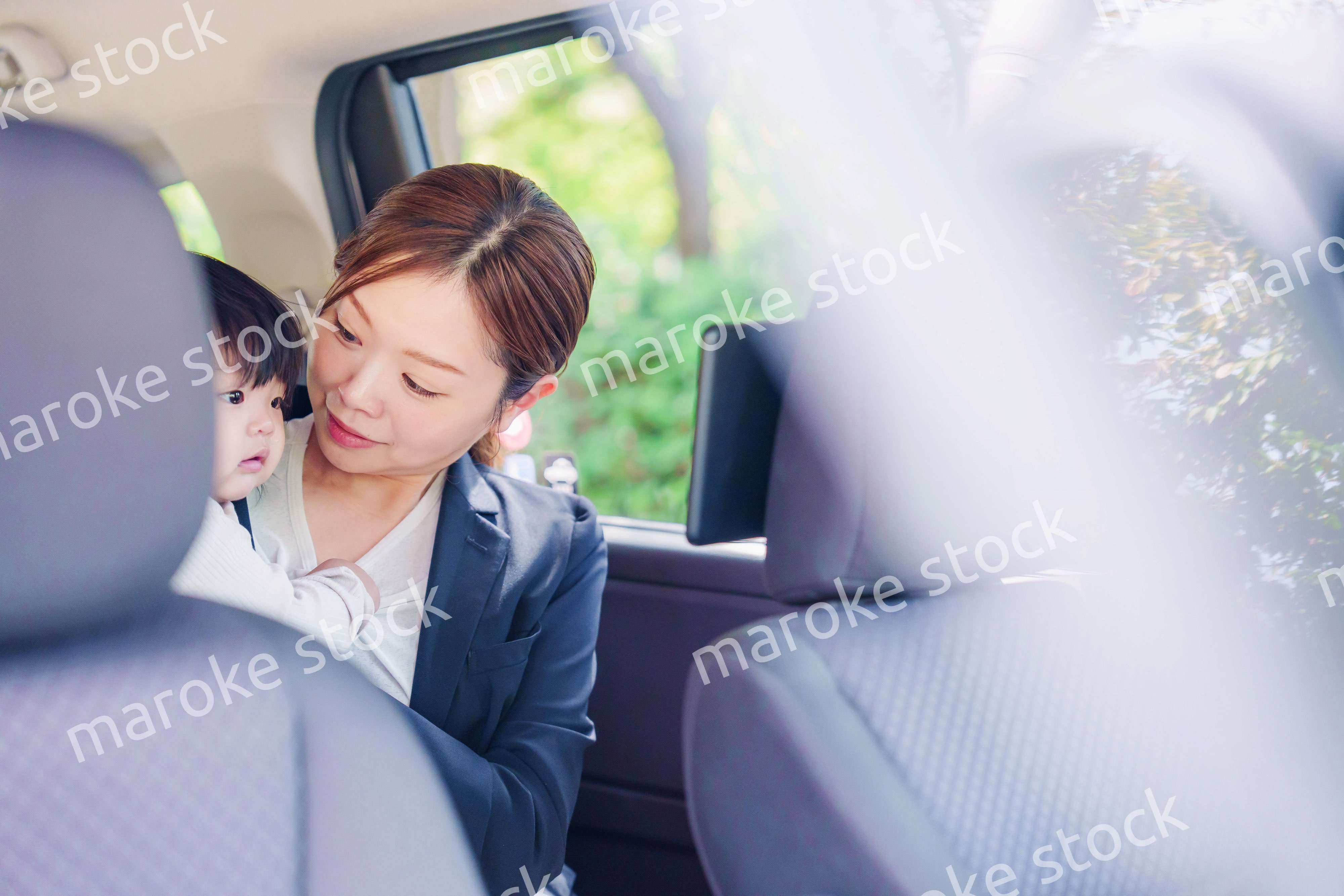 子供と一緒にタクシーに乗る忙しいお母さん