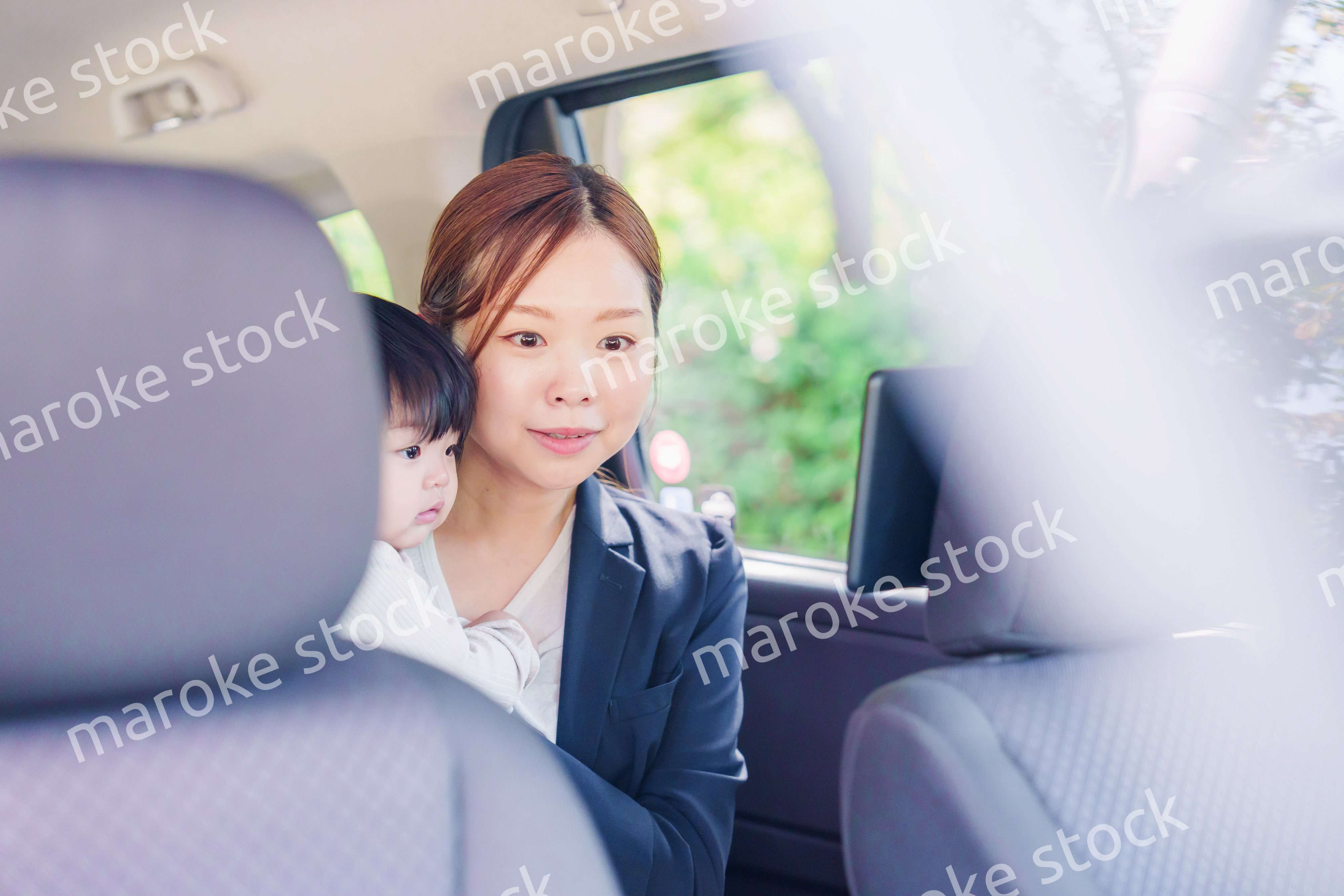 子供と一緒にタクシーに乗る忙しいお母さん