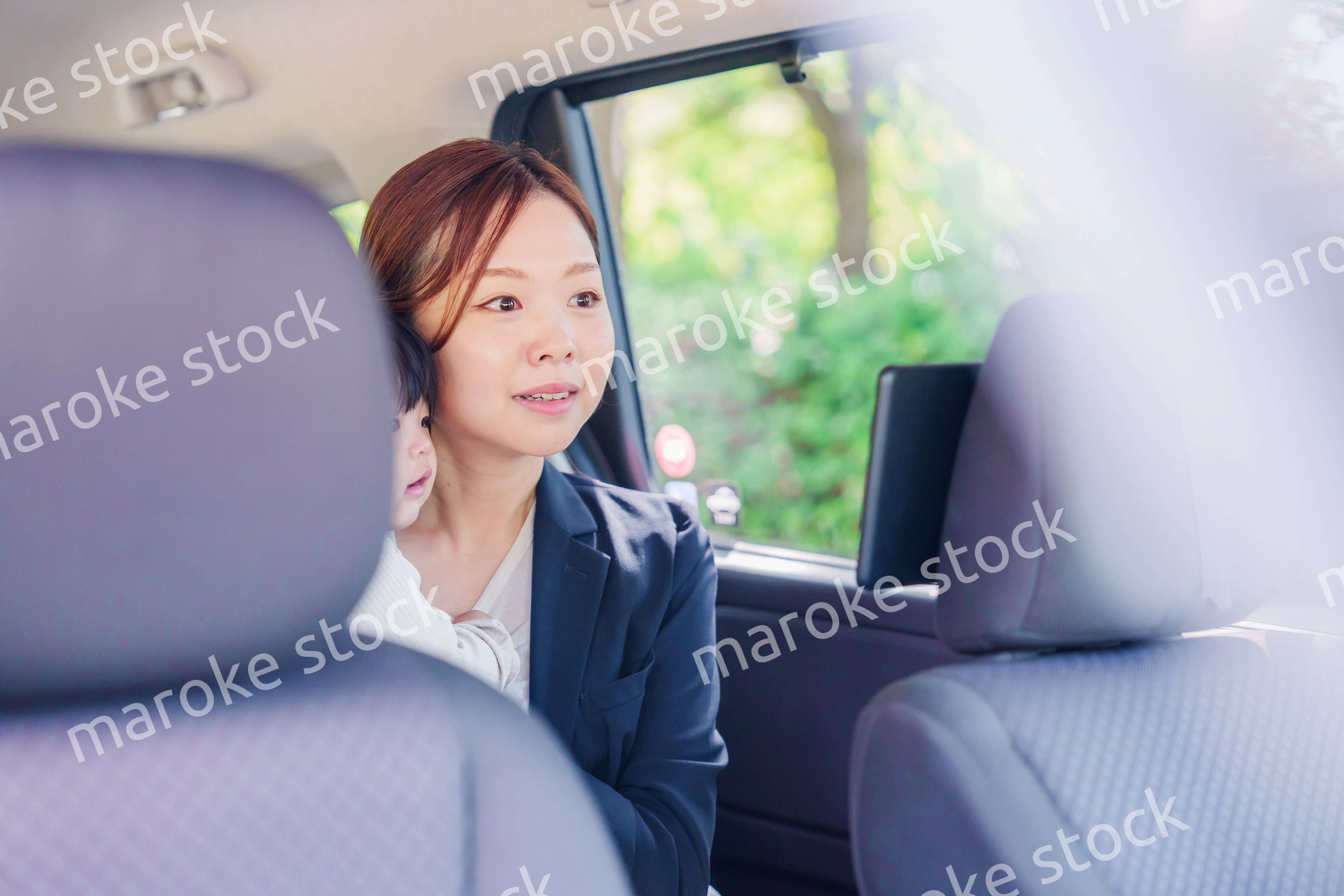 子供と一緒にタクシーに乗る忙しいお母さん