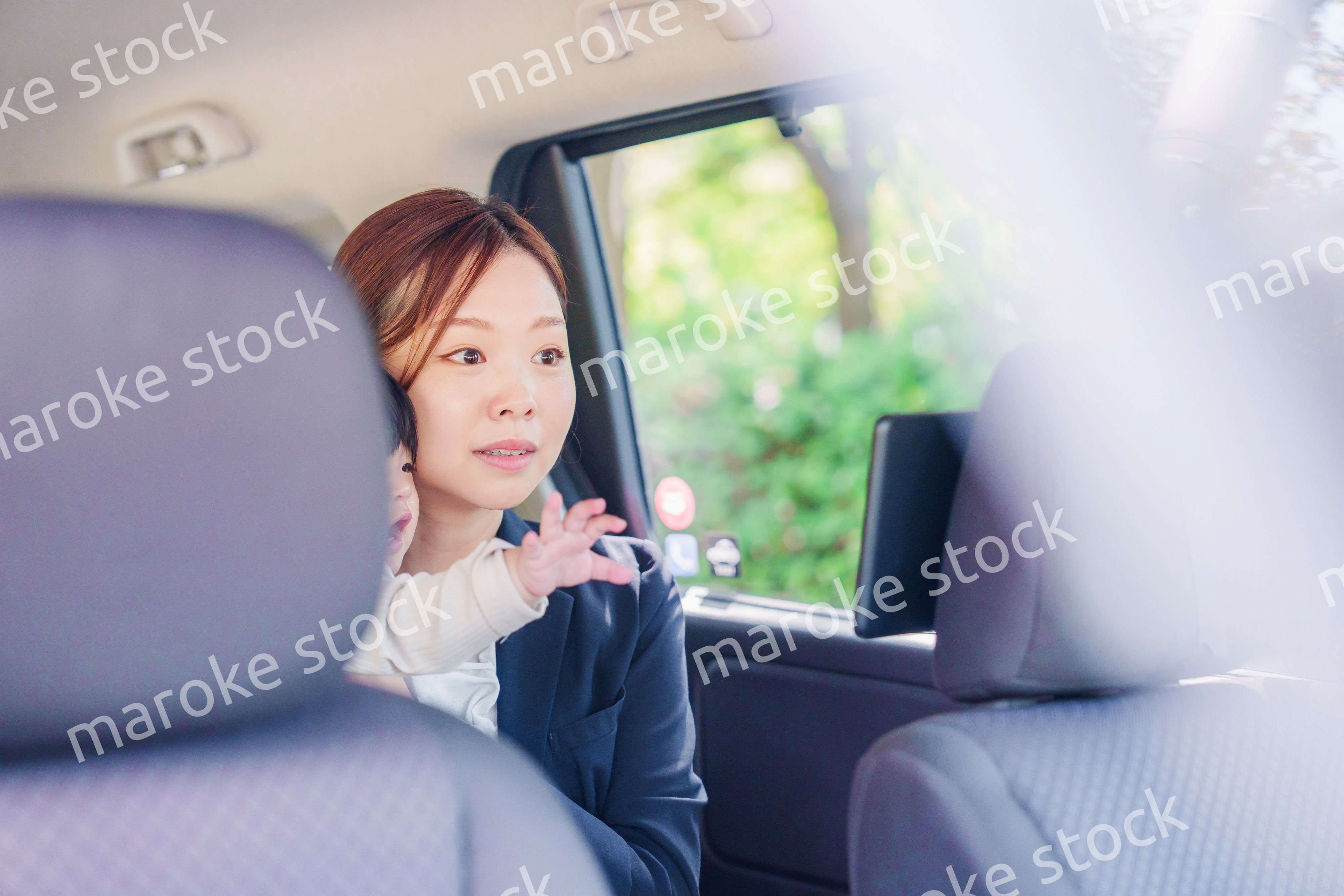 子供と一緒にタクシーに乗る忙しいお母さん