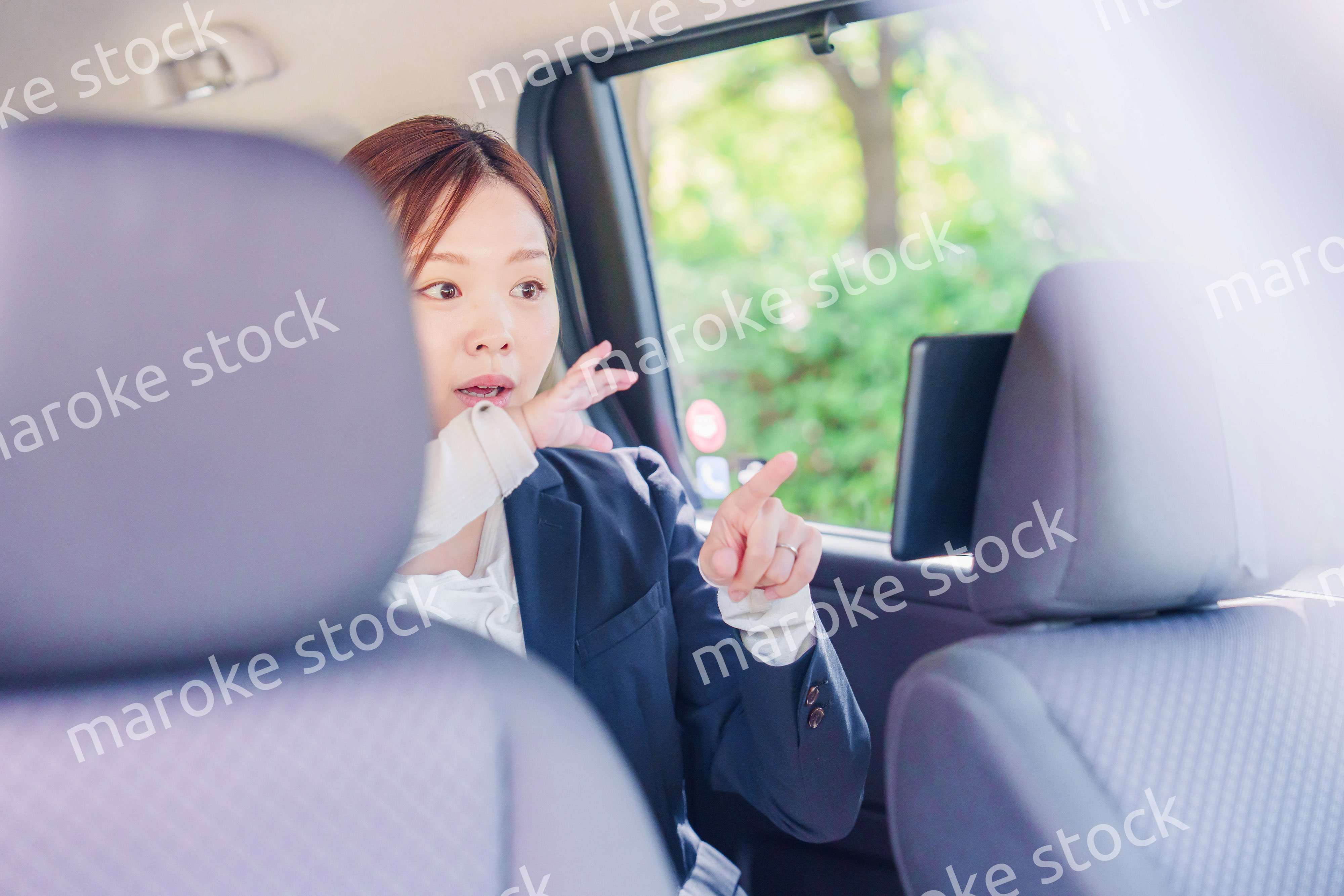 子供と一緒にタクシーに乗る忙しいお母さん