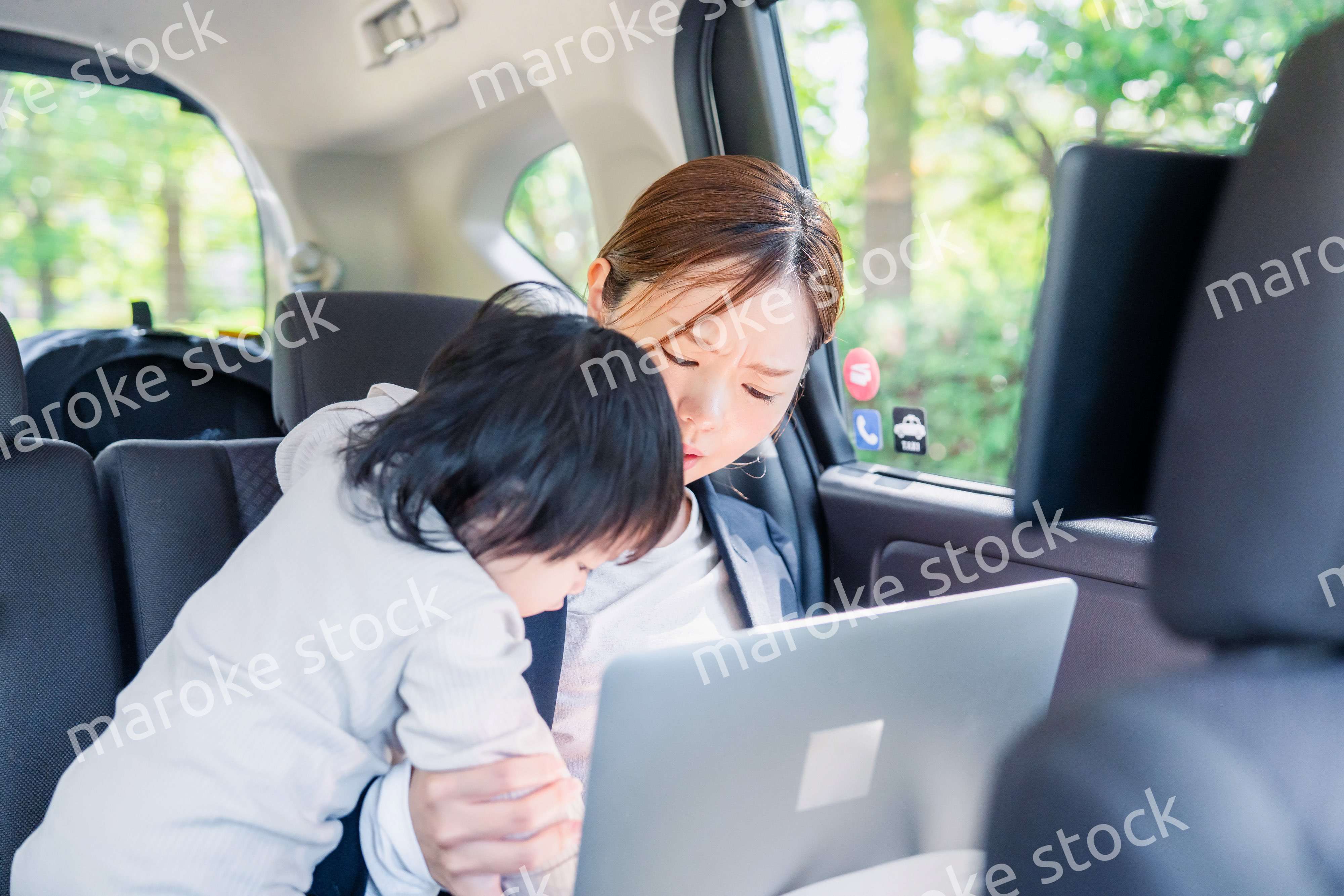 子どもが突然熱を出してタクシーでお迎えに行くワーママ